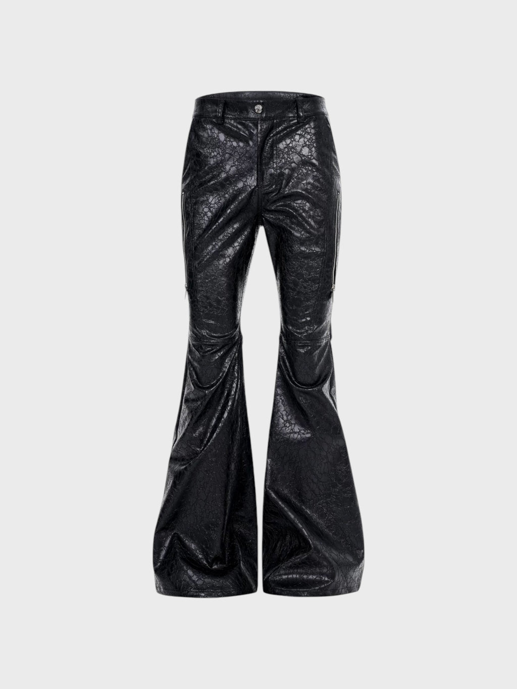 Pantalon bootcut STARTEXCEEDEND PU texturé noir brillant effet reptile craqueelé avec bouton tête de mort argenté et fronces volontaires genoux, vue de face
