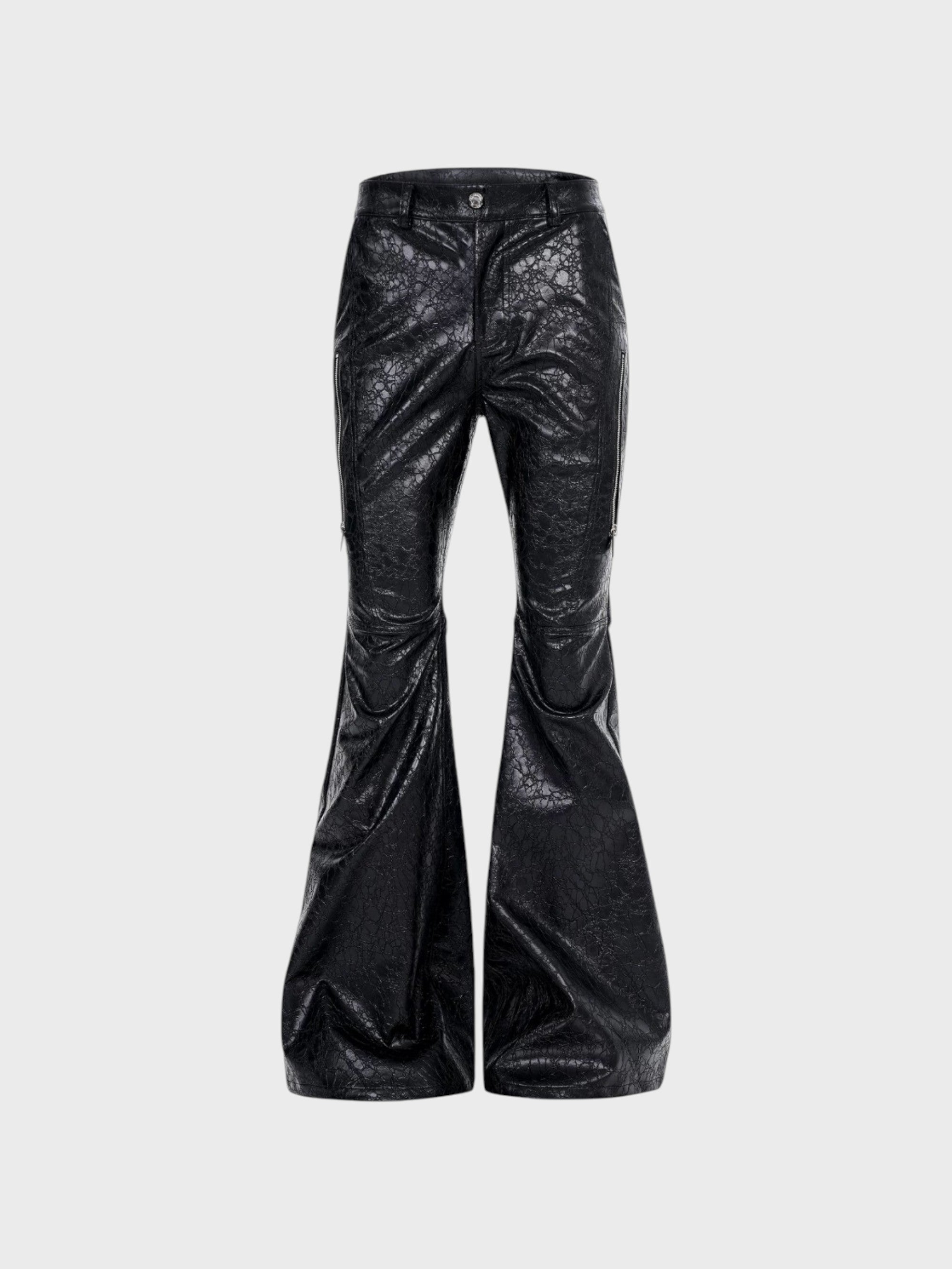 Pantalon bootcut STARTEXCEEDEND PU texturé noir brillant effet reptile craqueelé avec bouton tête de mort argenté et fronces volontaires genoux, vue de face
