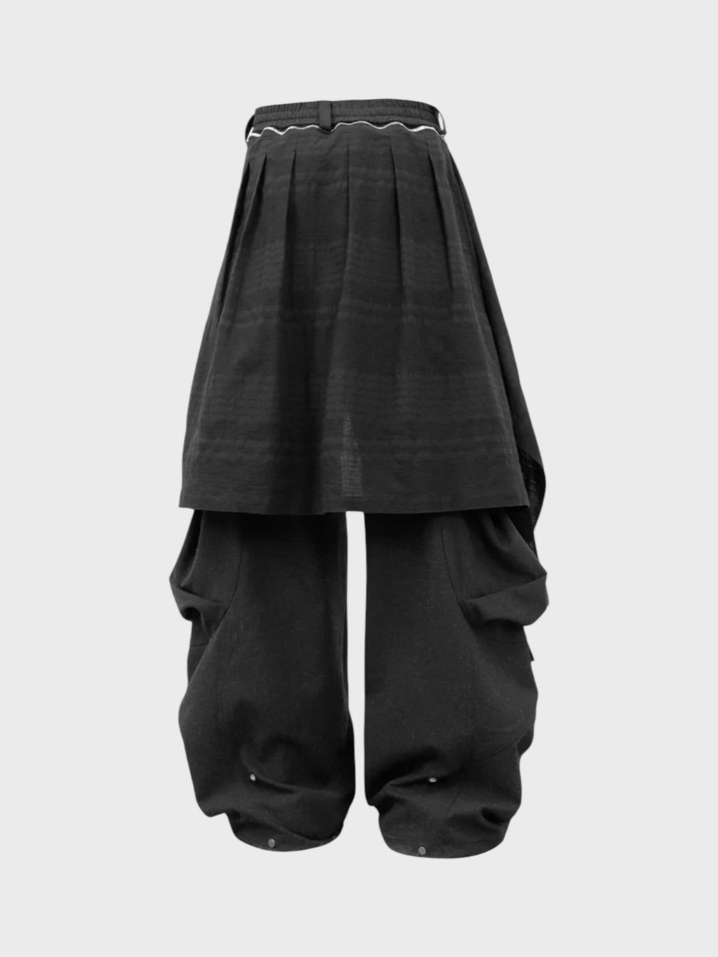 Pantalon déconstructiviste RELABEL noir avec jupe plissée amovible et ceinture boucle argentée, vue de dos
