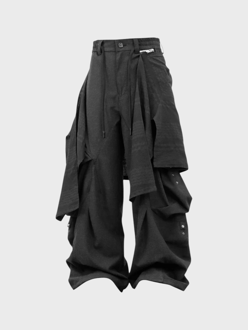 Pantalon déconstructiviste RELABEL noir avec jupe-tablier plissée amovible et poches cargo boutons-pression, vue de face
