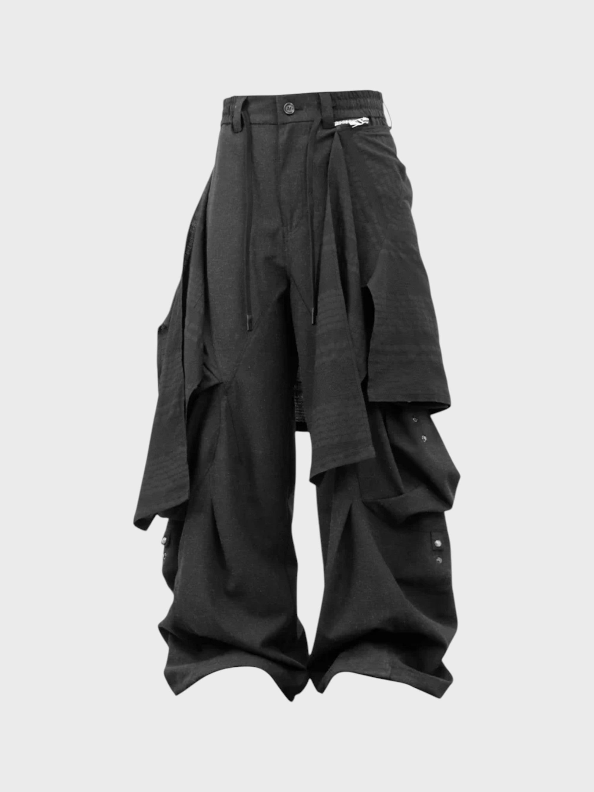 Pantalon déconstructiviste RELABEL noir avec jupe-tablier plissée amovible et poches cargo boutons-pression, vue de face
