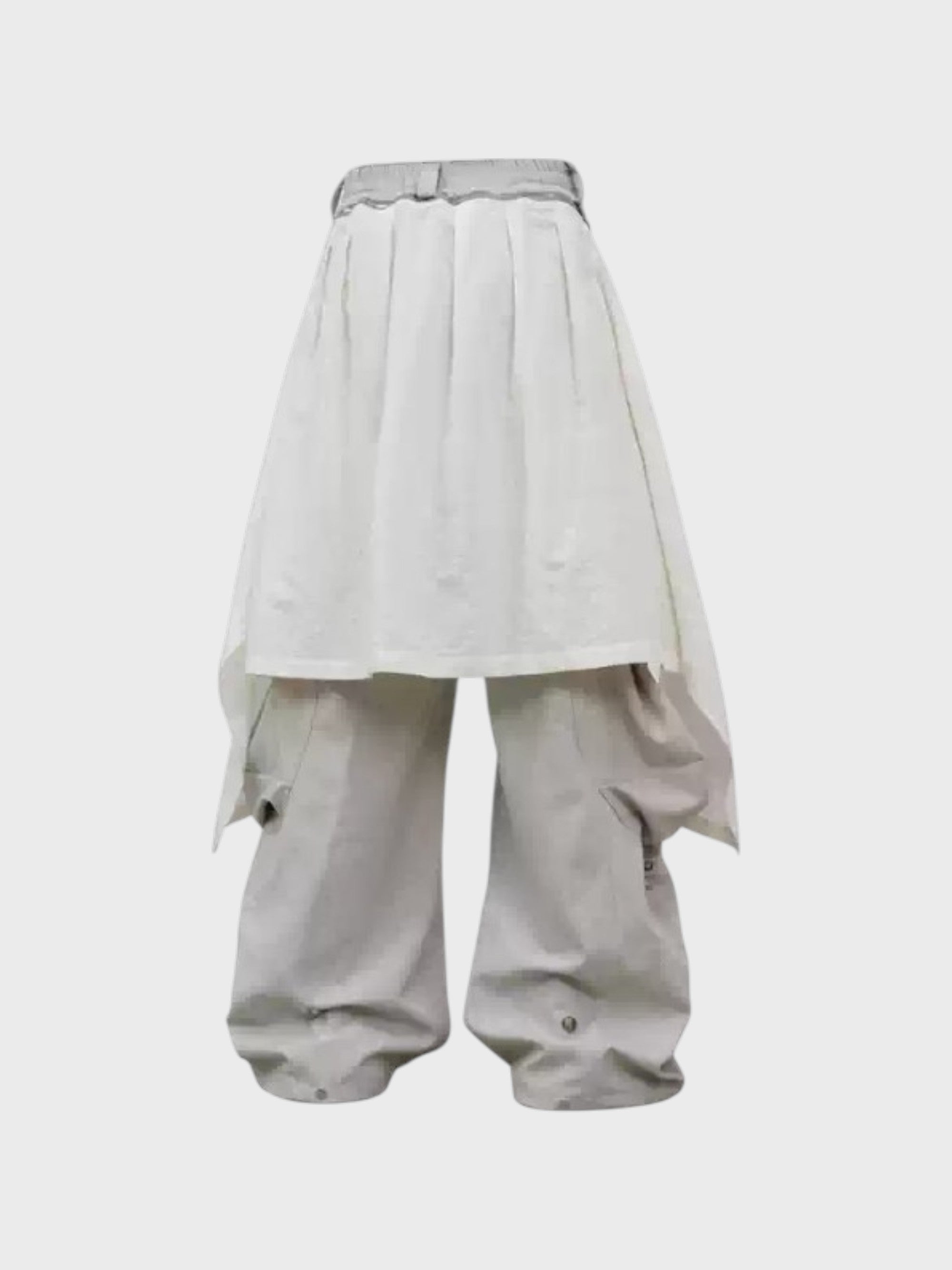 Pantalon déconstructiviste RELABEL gris clair avec jupe amovible blanc crème plissée, vue de dos
