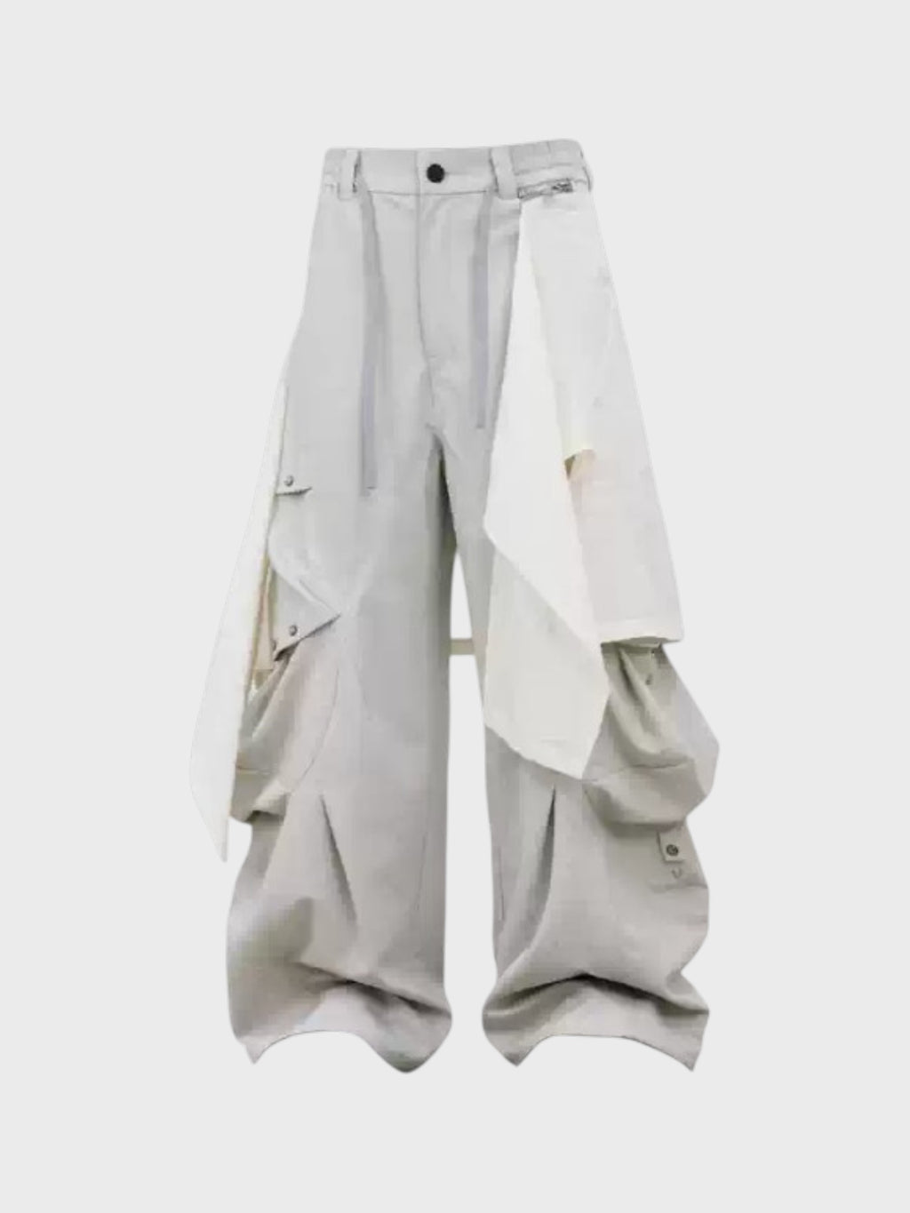 Pantalon déconstructiviste RELABEL gris clair avec poches cargo amovibles blanc crème, vue de face
