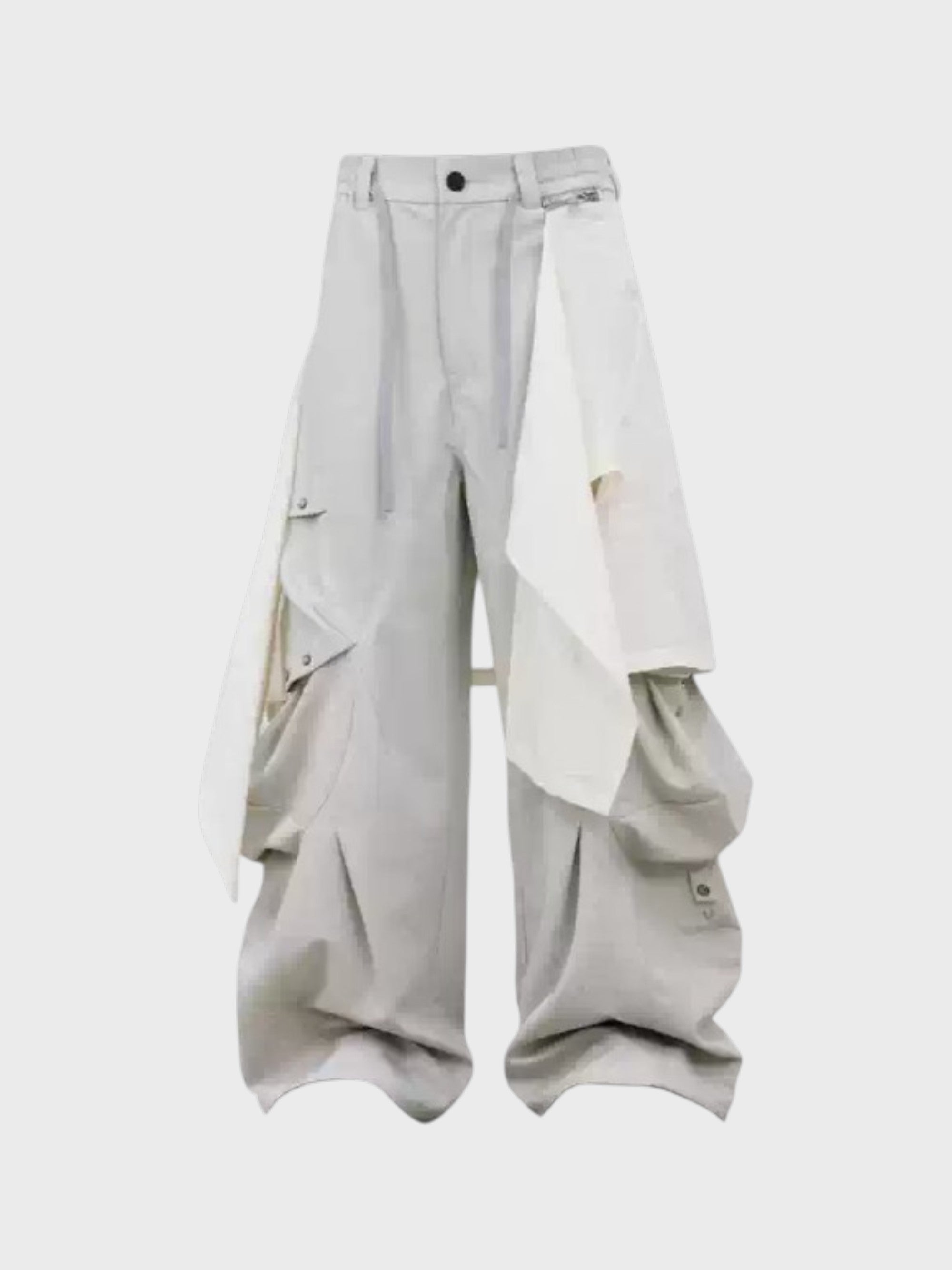 Pantalon déconstructiviste RELABEL gris clair avec poches cargo amovibles blanc crème, vue de face
