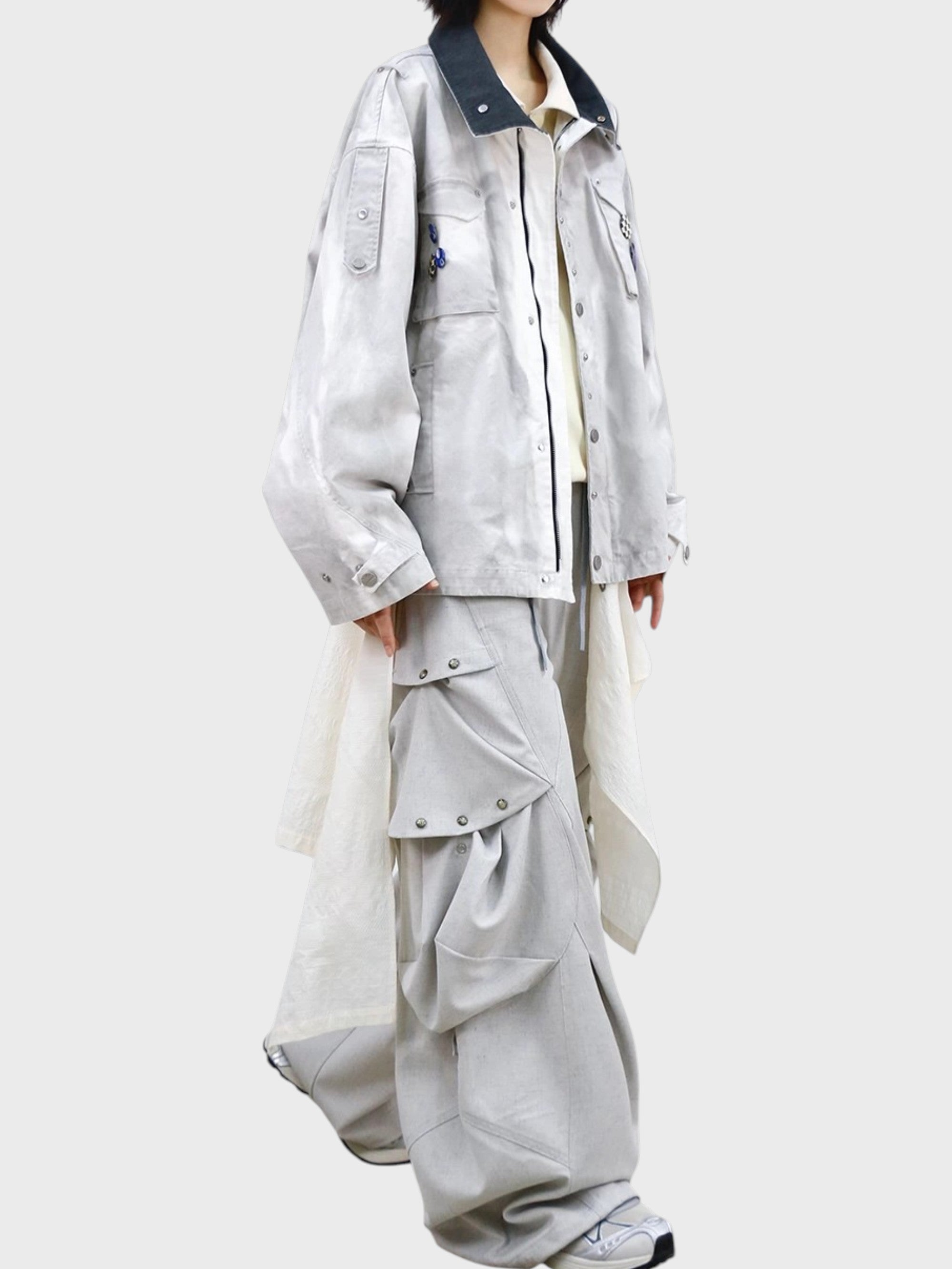 Pantalon déconstructiviste RELABEL porté par une femme de profil, avec veste M65 washed et poches cargo amovibles
