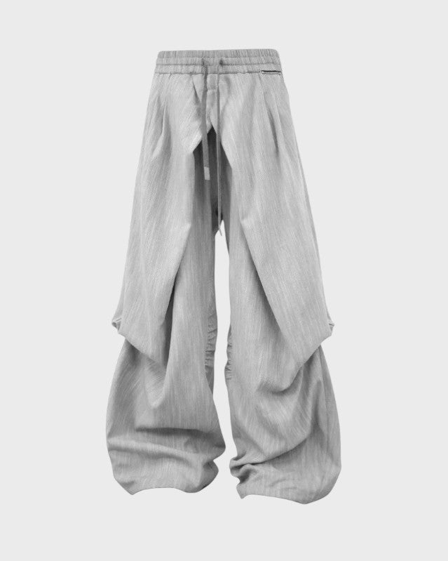 Pantalon oversize Relabel lyocell gris perle avec fronces diagonales sans couture vagues de tissu latérales et taille élastique cordon, coupe ballon, vue de face fond blanc
