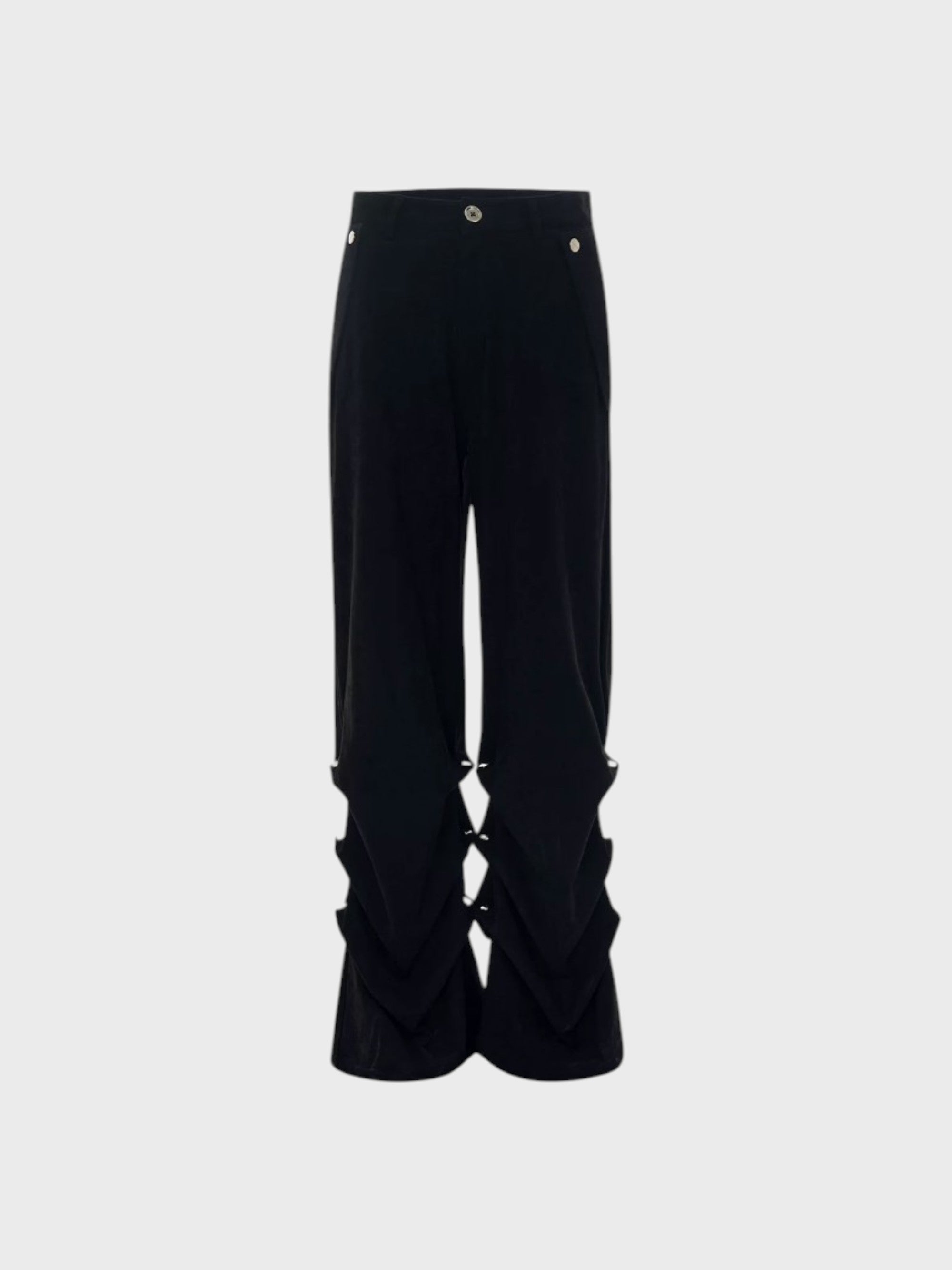 Pantalon large STARTEXCEEDEND velours suédé noir mat avec fronces accumulations bas de jambes et œillets argentés, boutons-pression argentés taille haute, vue de face
