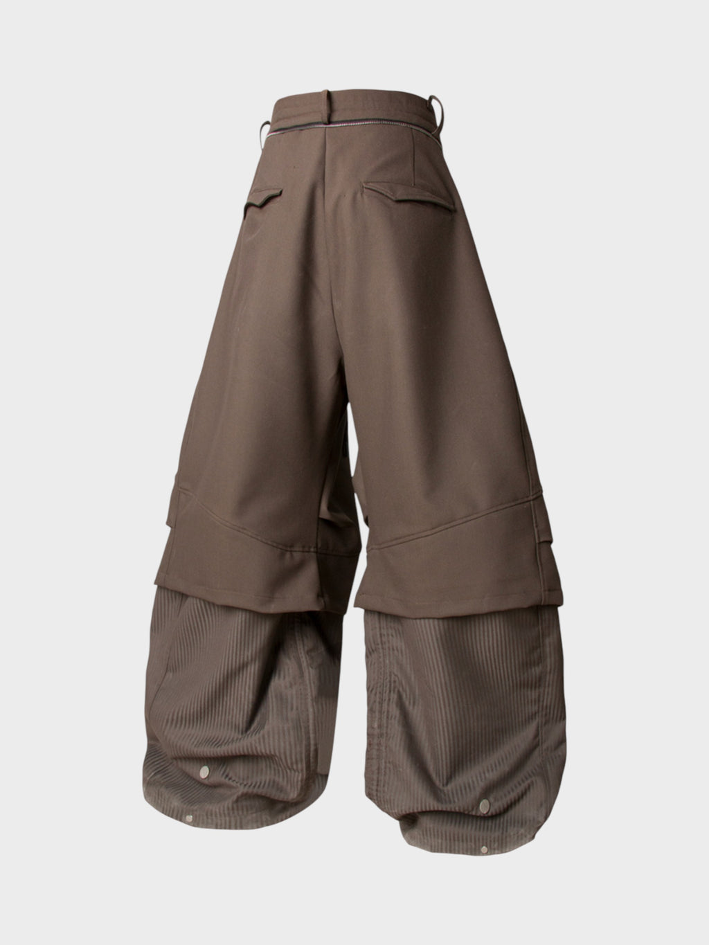 Pantalon ballon superposé Relabel marron en coton et velours côtelé, vue de dos sur fond blanc, détail superposition et poches cargo