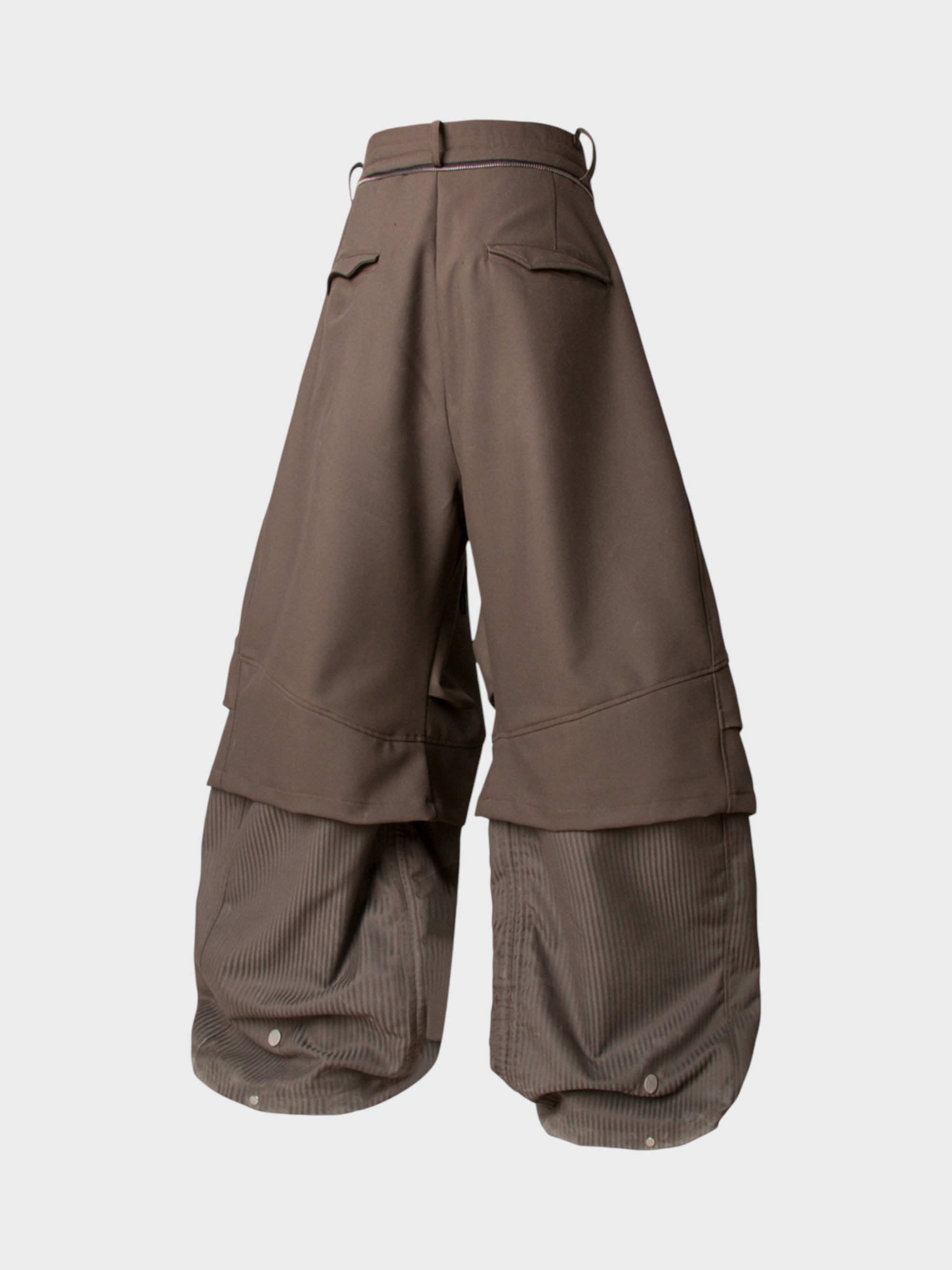 Pantalon ballon superposé Relabel marron en coton et velours côtelé, vue de dos sur fond blanc, détail superposition et poches cargo