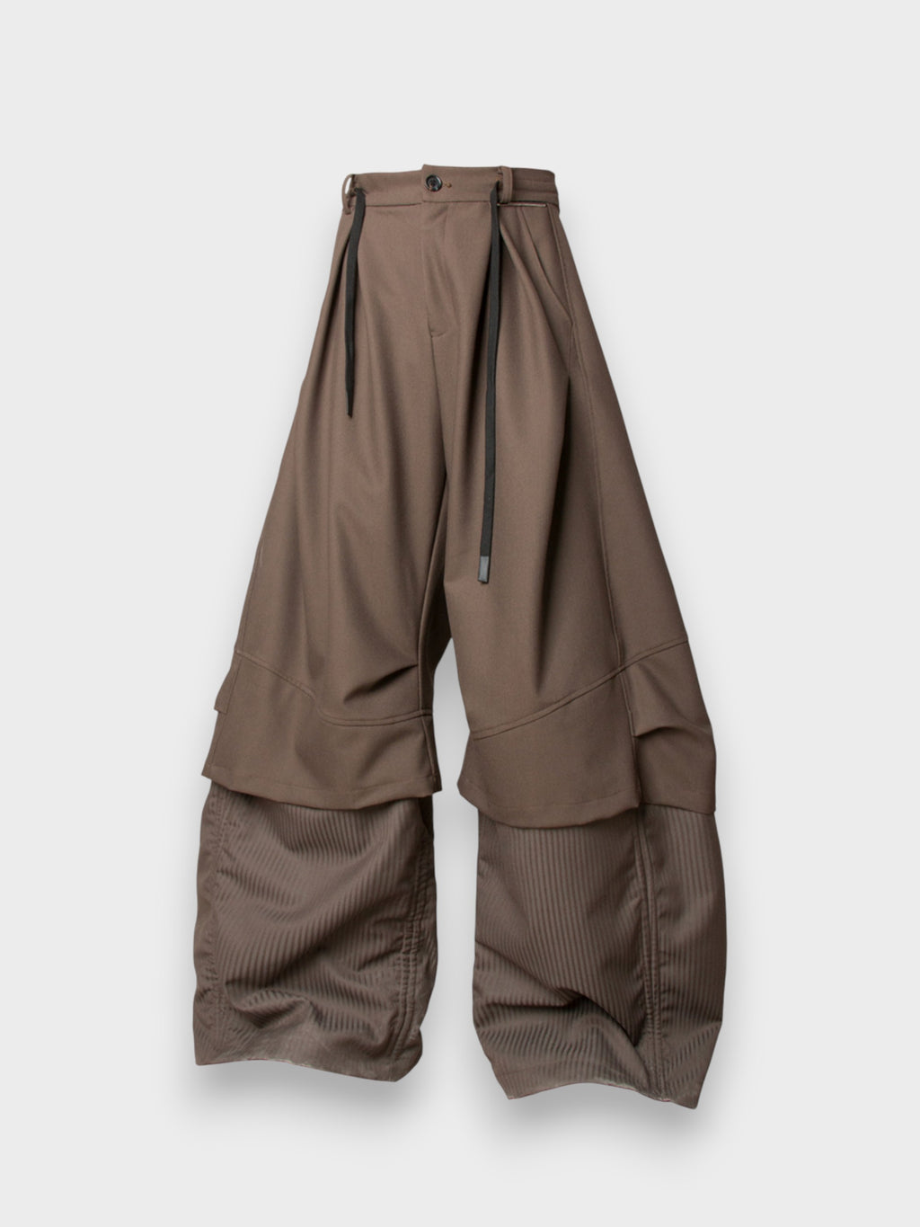 Pantalon ballon superposé Relabel marron en coton et velours côtelé, vue de face sur fond blanc, détail ceinture cordon et superposition double matière