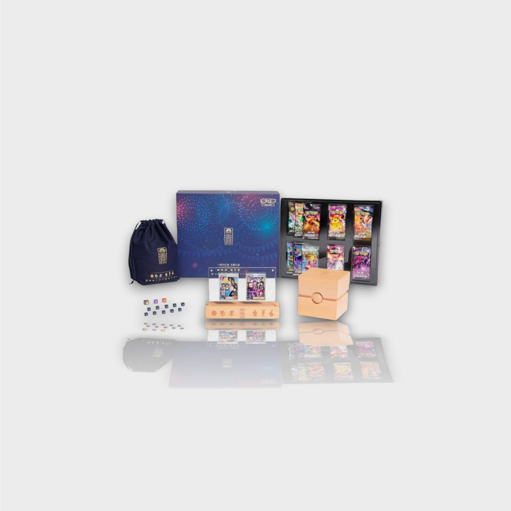 Pokémon Anniversary Friends Premium Collection Box édition chinoise coffret ouvert avec boîte bleue feux d'artifice album portfolio 8 packs boosters chinois deck box bois pochette tissu marine présentoir bois et dés, vue d'ensemble
