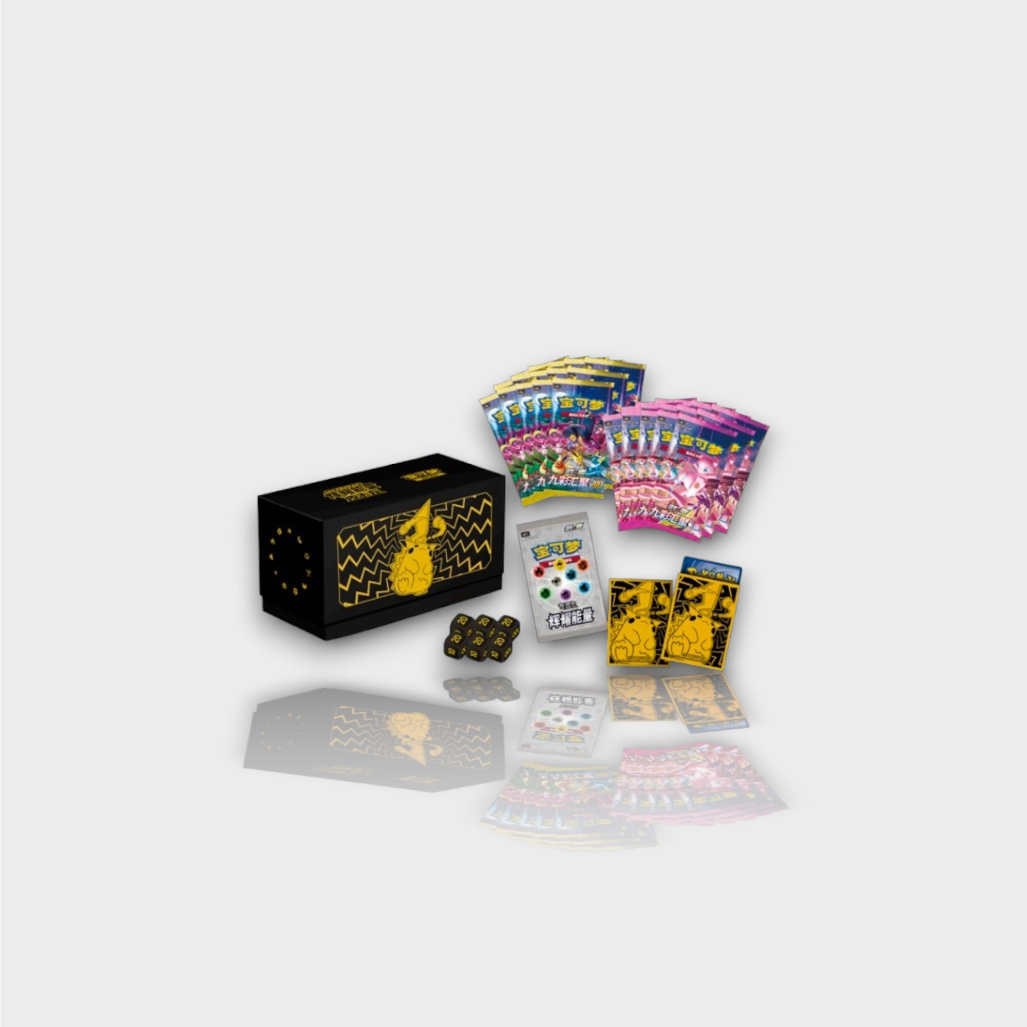 Pokémon Pikachu Radiant Energy Collection Box édition chinoise coffret ouvert avec boîte noire et dorée Pikachu motif zigzag packs boosters chinois 九彩汇聚 et 炫耀能量 sleeves Pikachu dorées dés noirs et jetons, vue d'ensemble
