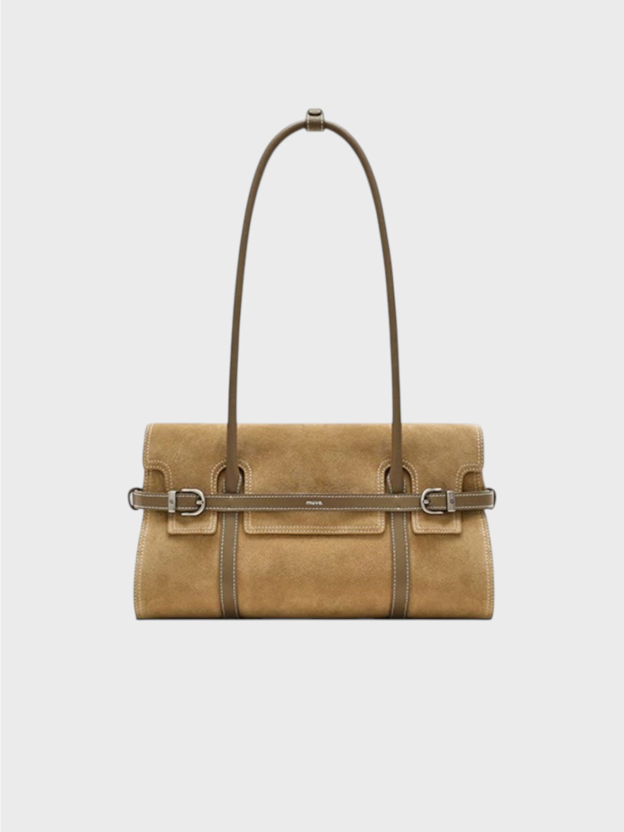 Sac baguette MUVA suédé velouté camel sable avec surpiqûres blanches, sangle horizontale cuir boucles rectangulaires argentées et double anse longue, vue de face fond gris
