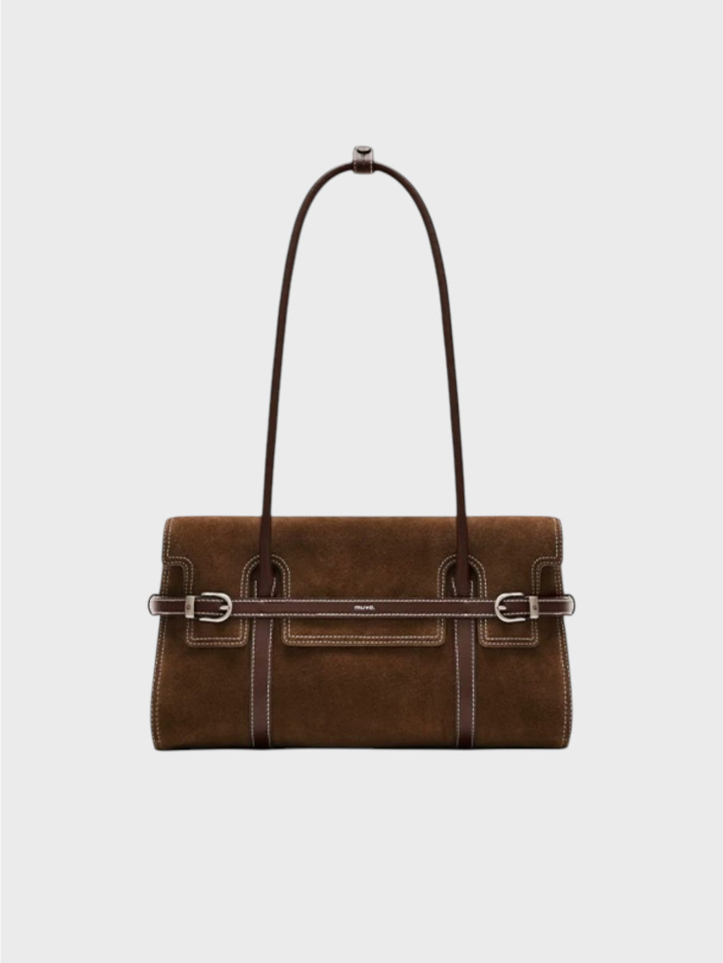 Sac baguette MUVA suédé velouté marron chocolat avec surpiqûres blanches, sangle horizontale cuir boucles rectangulaires argentées et double anse longue, vue de face fond gris
