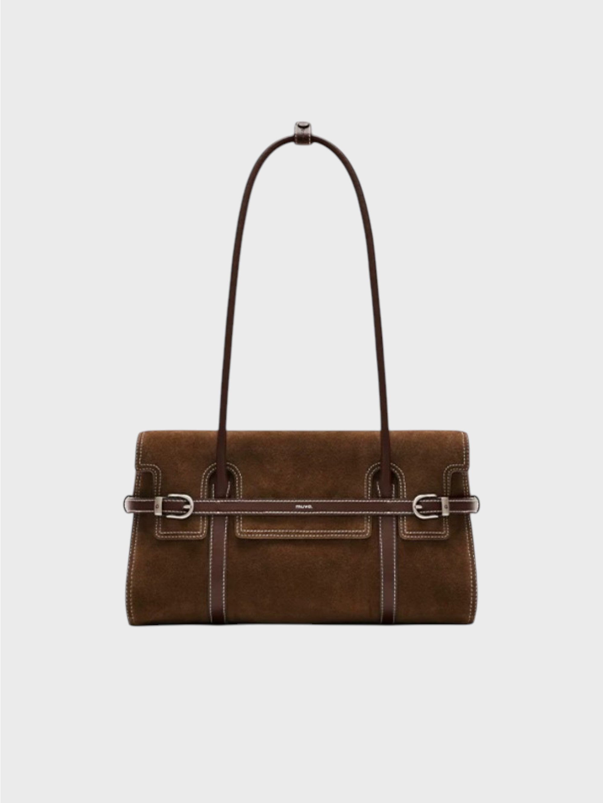 Sac baguette MUVA suédé velouté marron chocolat avec surpiqûres blanches, sangle horizontale cuir boucles rectangulaires argentées et double anse longue, vue de face fond gris
