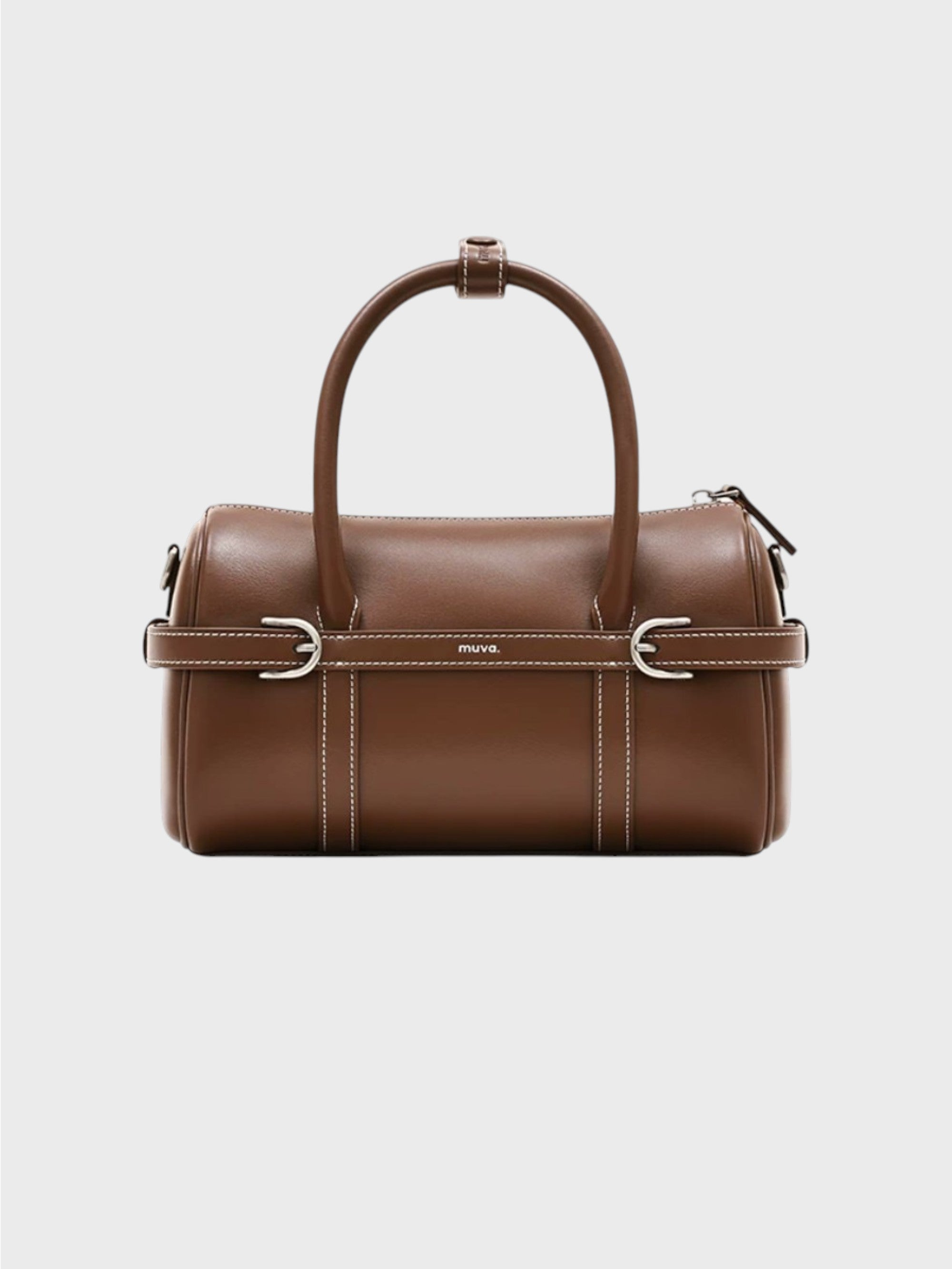 Sac boston MUVA cuir véritable marron chocolat avec surpiqûres blanches, sangle centrale boucles D argentées et logo MUVA gravé, anse arrondie rigide, vue de face fond gris
