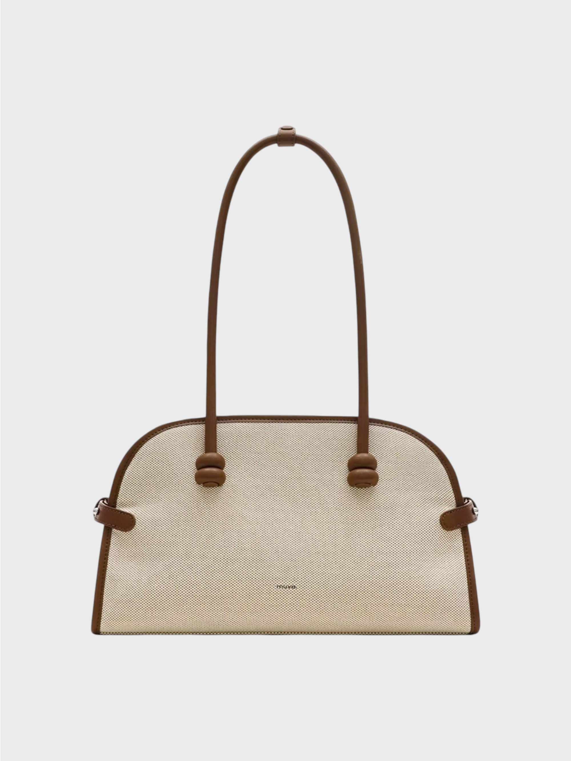 Sac bowling demi-lune MUVA toile texturée crème avec passepoil et double anse longue cuir marron chocolat, boucle latérale argentée et logo MUVA gravé, vue de face fond gris

