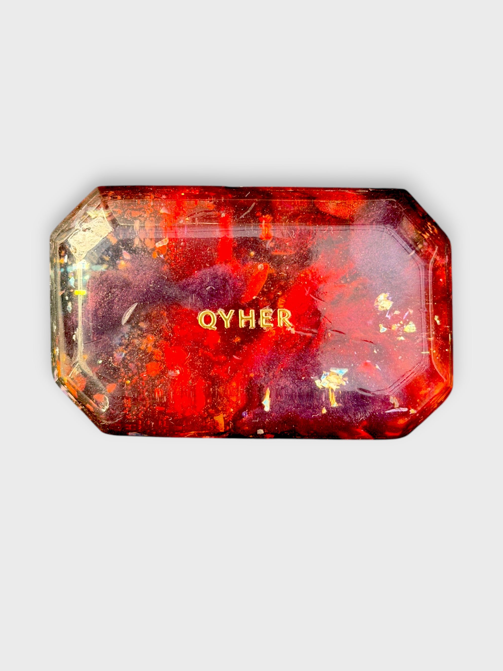 Savon artisanal QYHER rouge en glycérine, vue de dessus