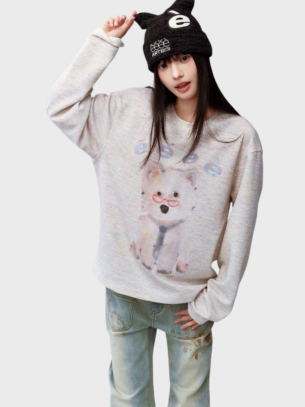 Sweat manches longues eeee Artmonster chiot lunettes porté par une femme, gros plan sur l'imprimé et le bonnet chat eeee
