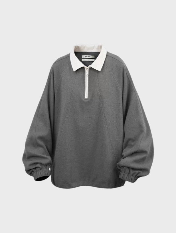 Sweat polo demi-zip oversize RELABEL gris col blanc contrasté, vue de face avec fermeture éclair argentée et manches ballon

