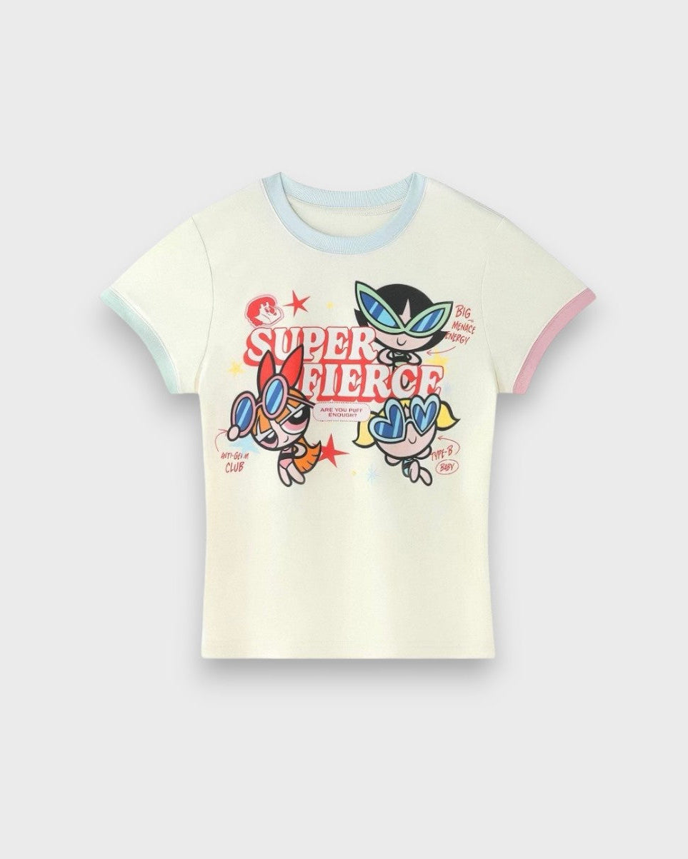 T-shirt crop ajusté BJHG crème avec imprimé Powerpuff Girls Super Fierce streetwear et col bords manches côtelette dégradé bleu ciel rose pastel, vue de face fond blanc

