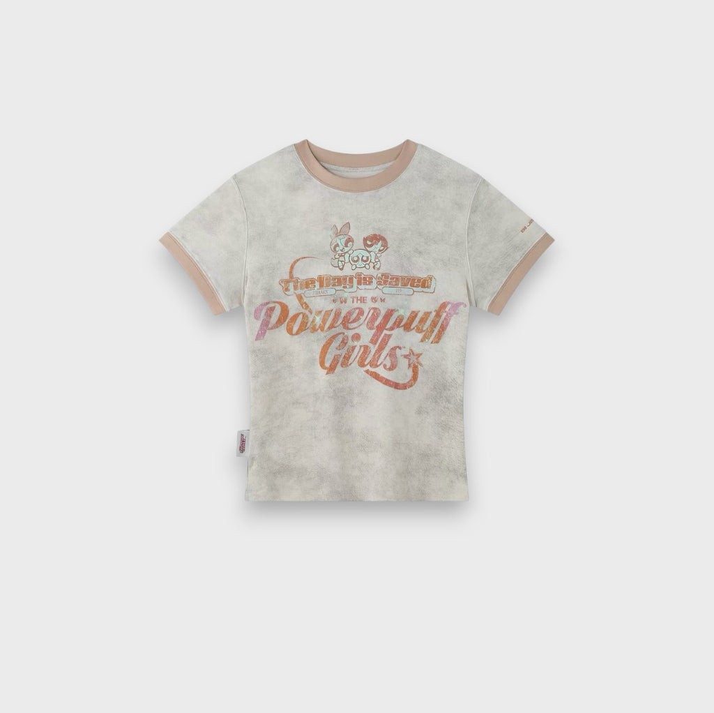 T-shirt crop ajusté BJHG tie-dye nuage gris-beige vintage avec imprimé Powerpuff Girls The Day Is Saved script rose cuivré or et col bords manches côtelette beige rosé, vue de face fond blanc