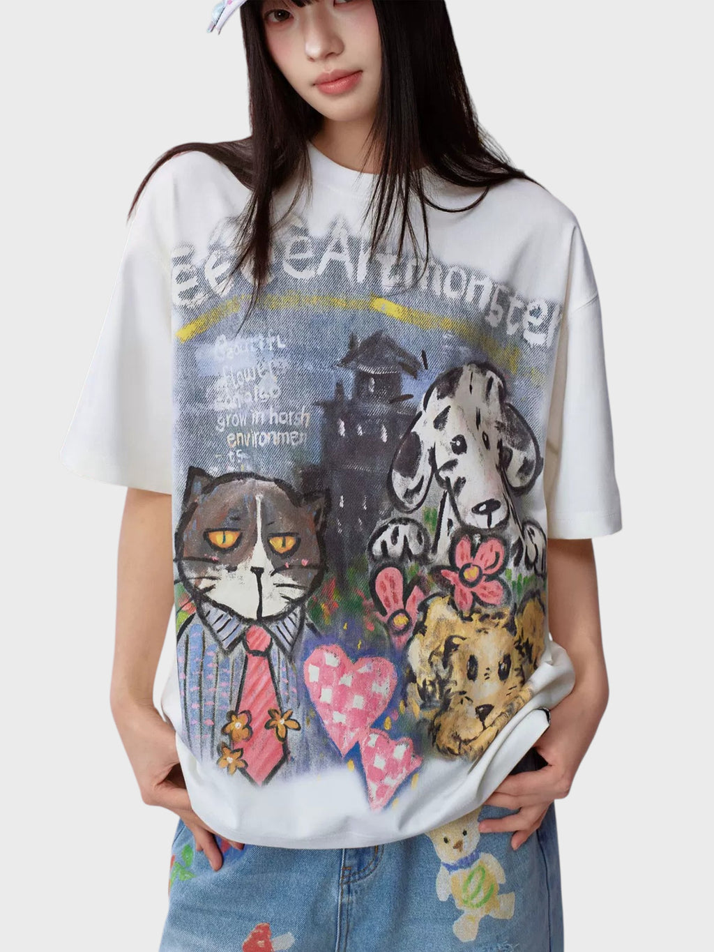 T-shirt manches courtes eeee Artmonster graffiti animaux porté par une femme, gros plan sur l'imprimé
