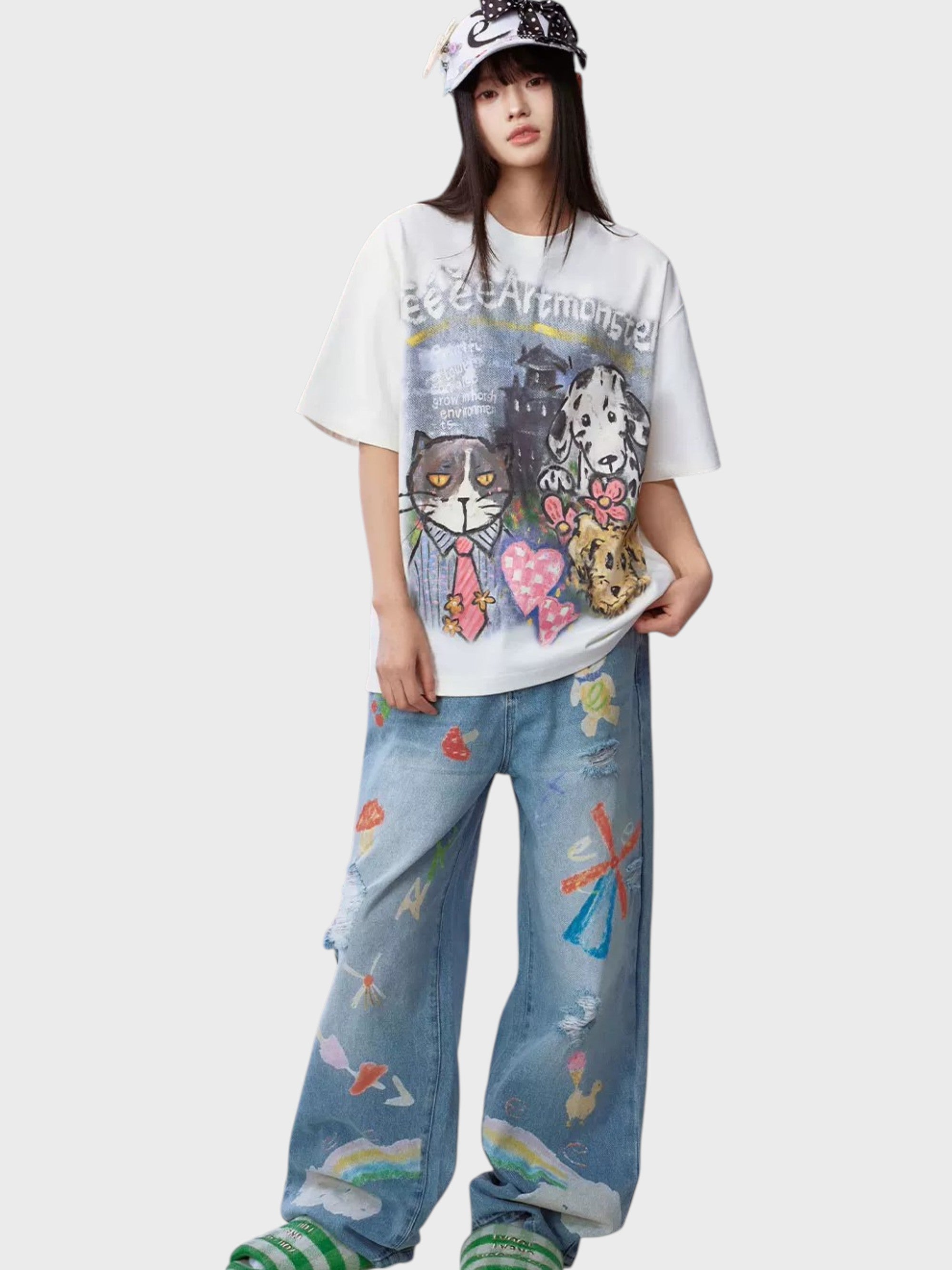 T-shirt manches courtes eeee Artmonster graffiti animaux porté par une femme, look complet avec jean baggy imprimé
