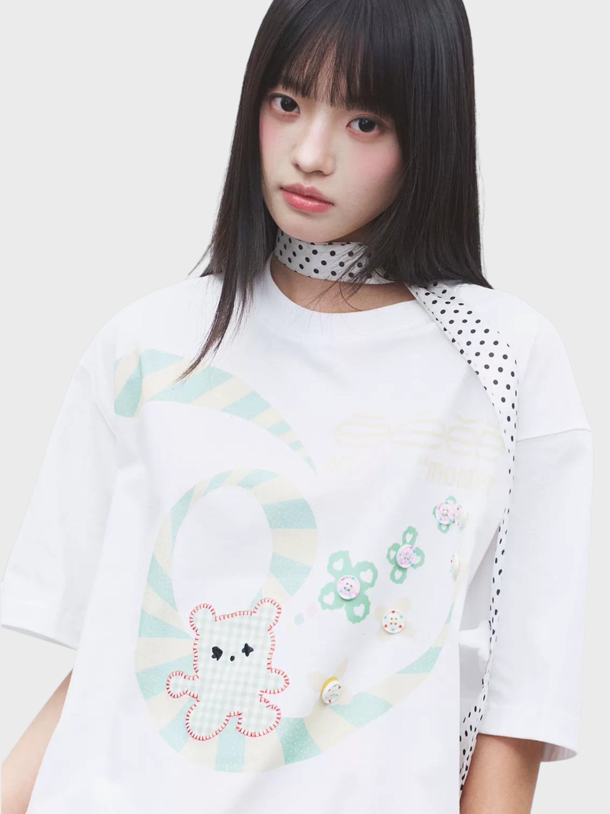 T-shirt manches courtes eeee Artmonster motif ourson brodé fleurs boutons porté par une femme, gros plan sur l'imprimé
