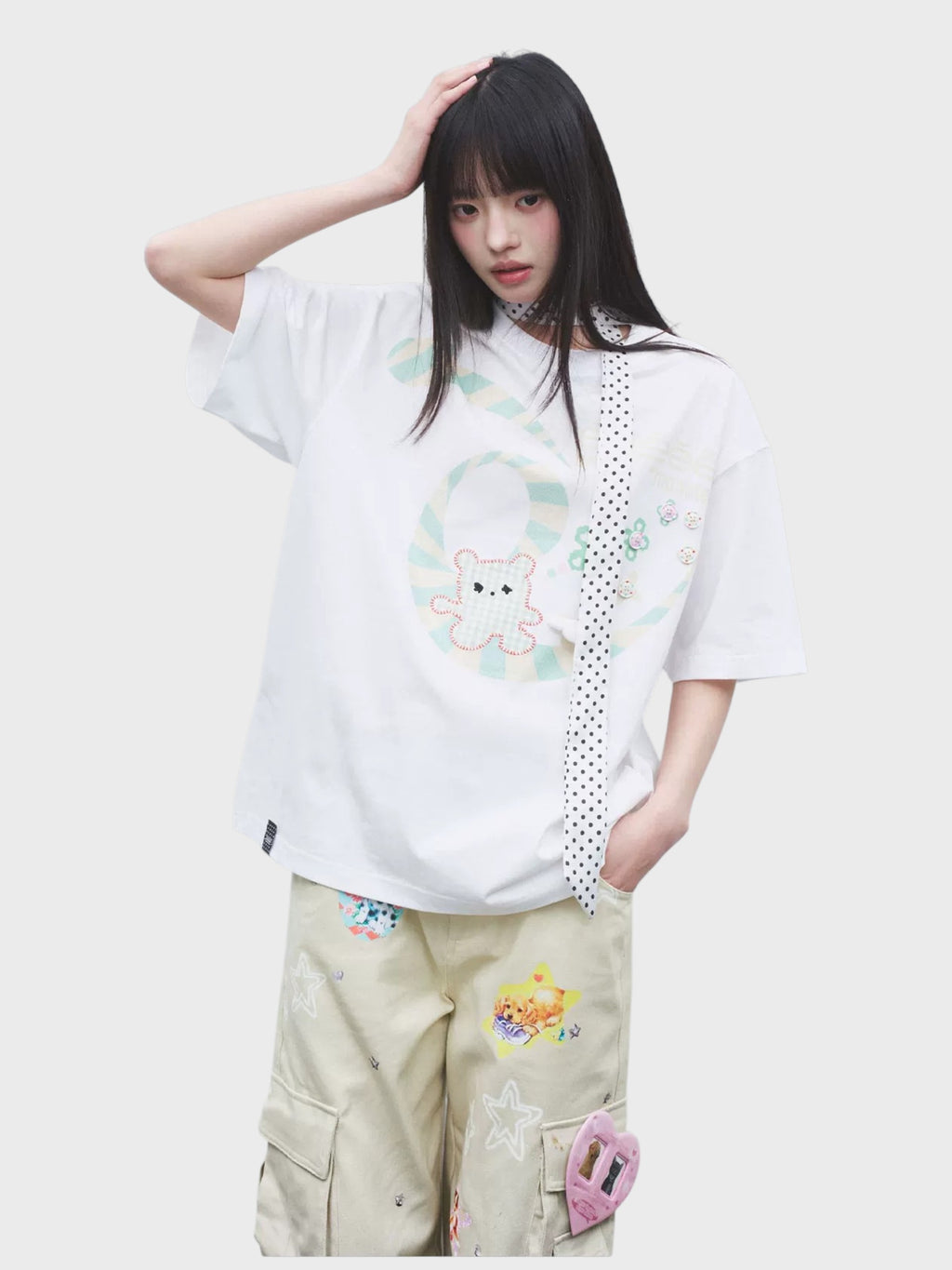 T-shirt manches courtes eeee Artmonster motif ourson kawaii blanc porté par une femme, look complet avec pantalon cargo