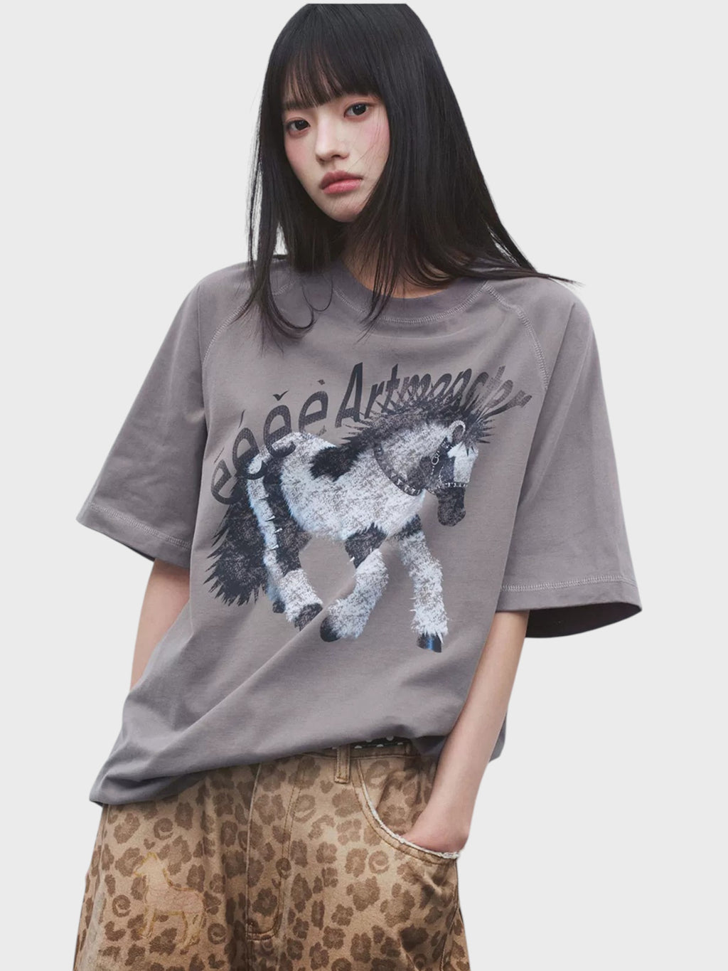 T-shirt manches courtes eeee Artmonster motif cheval punk gris porté par une femme, gros plan sur l'imprimé