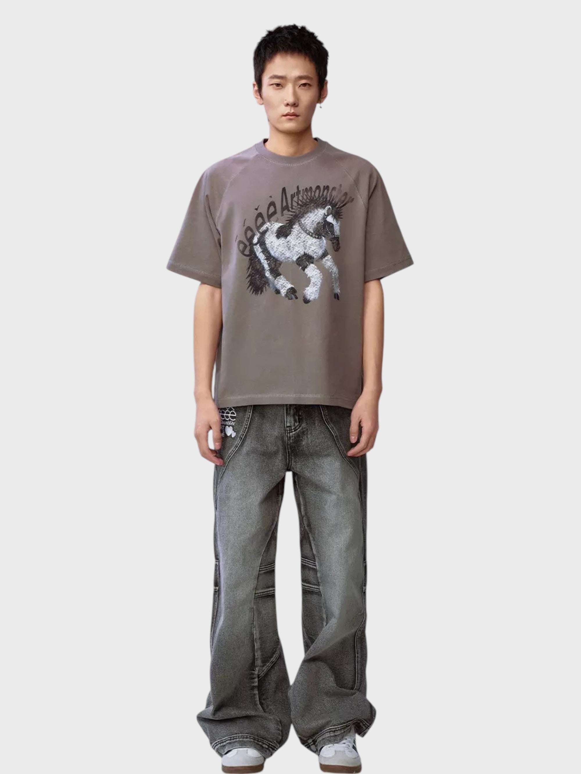 T-shirt manches courtes eeee Artmonster motif cheval punk gris porté par un homme, look complet avec jean baggy

