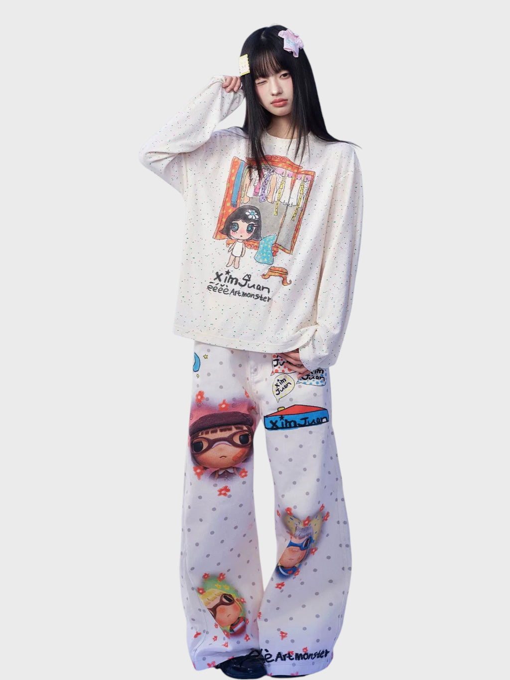 T-shirt manches longues eeee Artmonster motif kawaii porté par une femme, look complet avec pantalon imprimé
