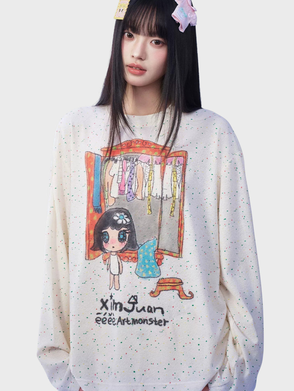 T-shirt manches longues eeee Artmonster imprimé  porté par une femme, gros plan sur l'imprimé
