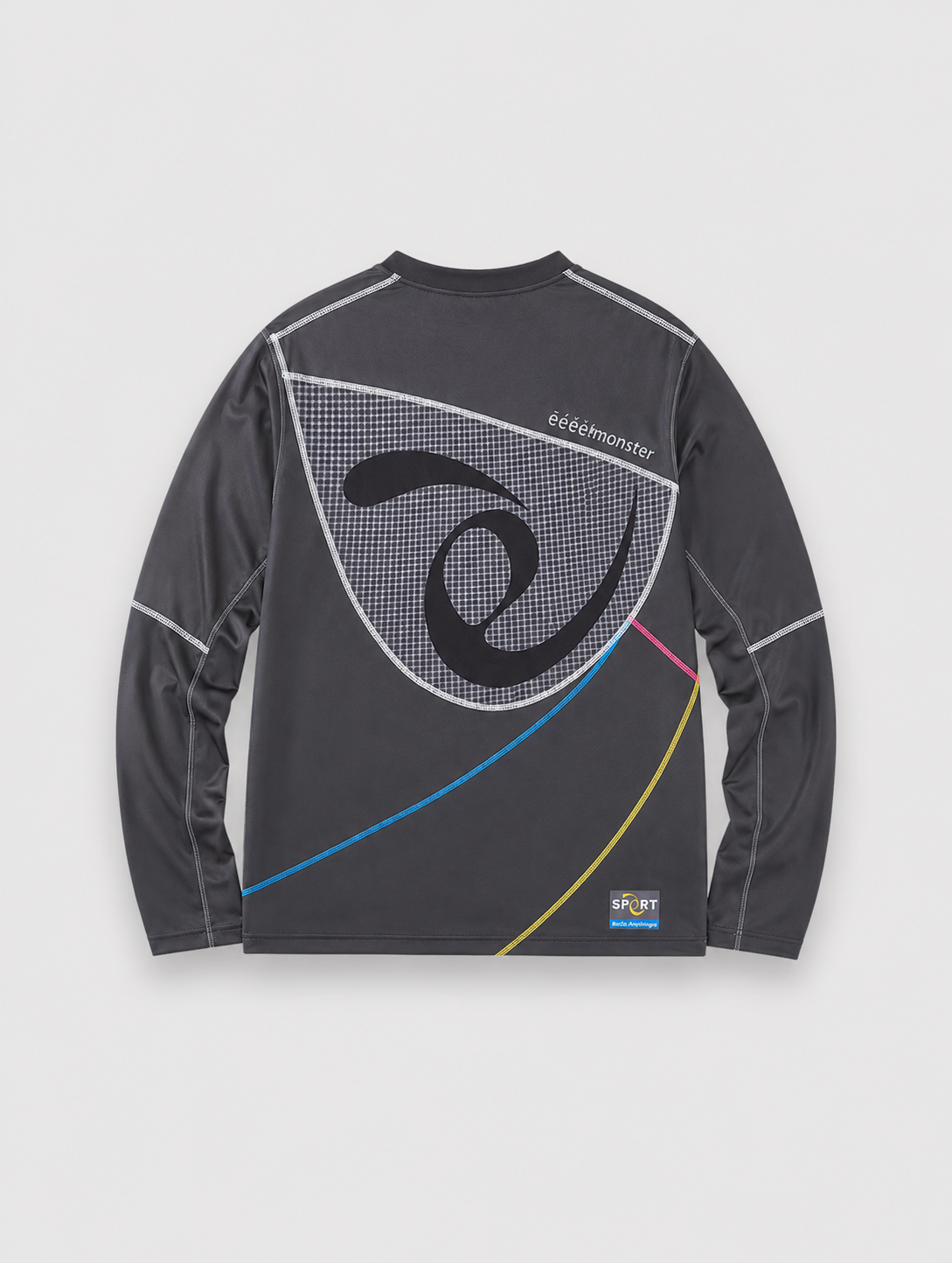 T-shirt manches longues eeee Artmonster gris anthracite quick-dry avec digital print écu grille quadrillée logo eeeeMonster calligraphie noire et lignes diagonales bleu cyan rose jaune fluo, coutures blanches all-over, vue de dos fond gris