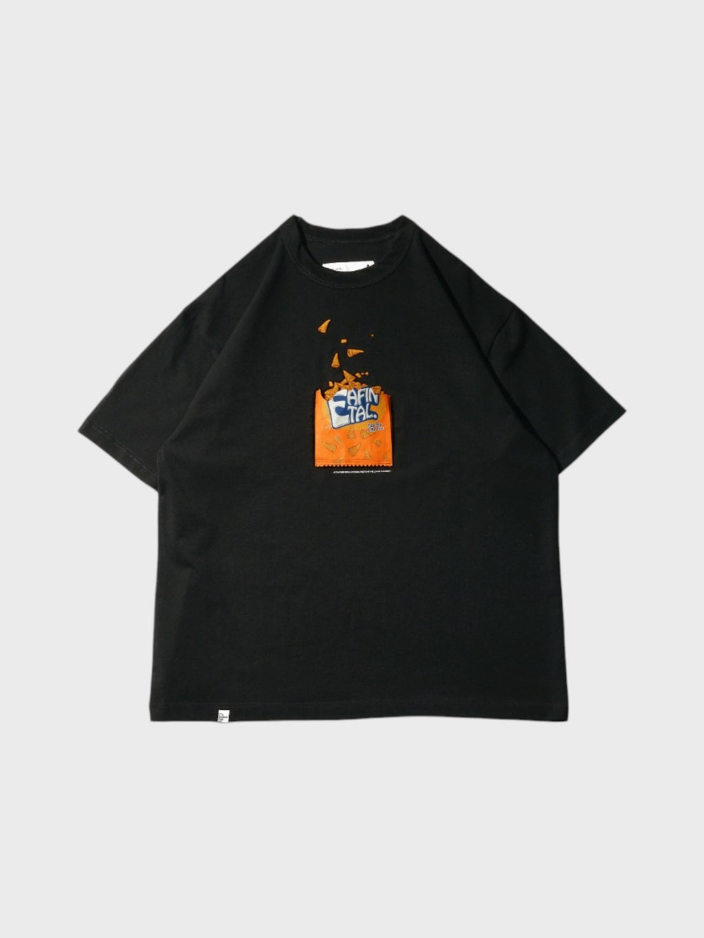 T-shirt oversize EAFINETAL. noir avec broderie centrale sachet Doritos orange en feu et logo graffiti bleu, coupe drop shoulder, vue de face
