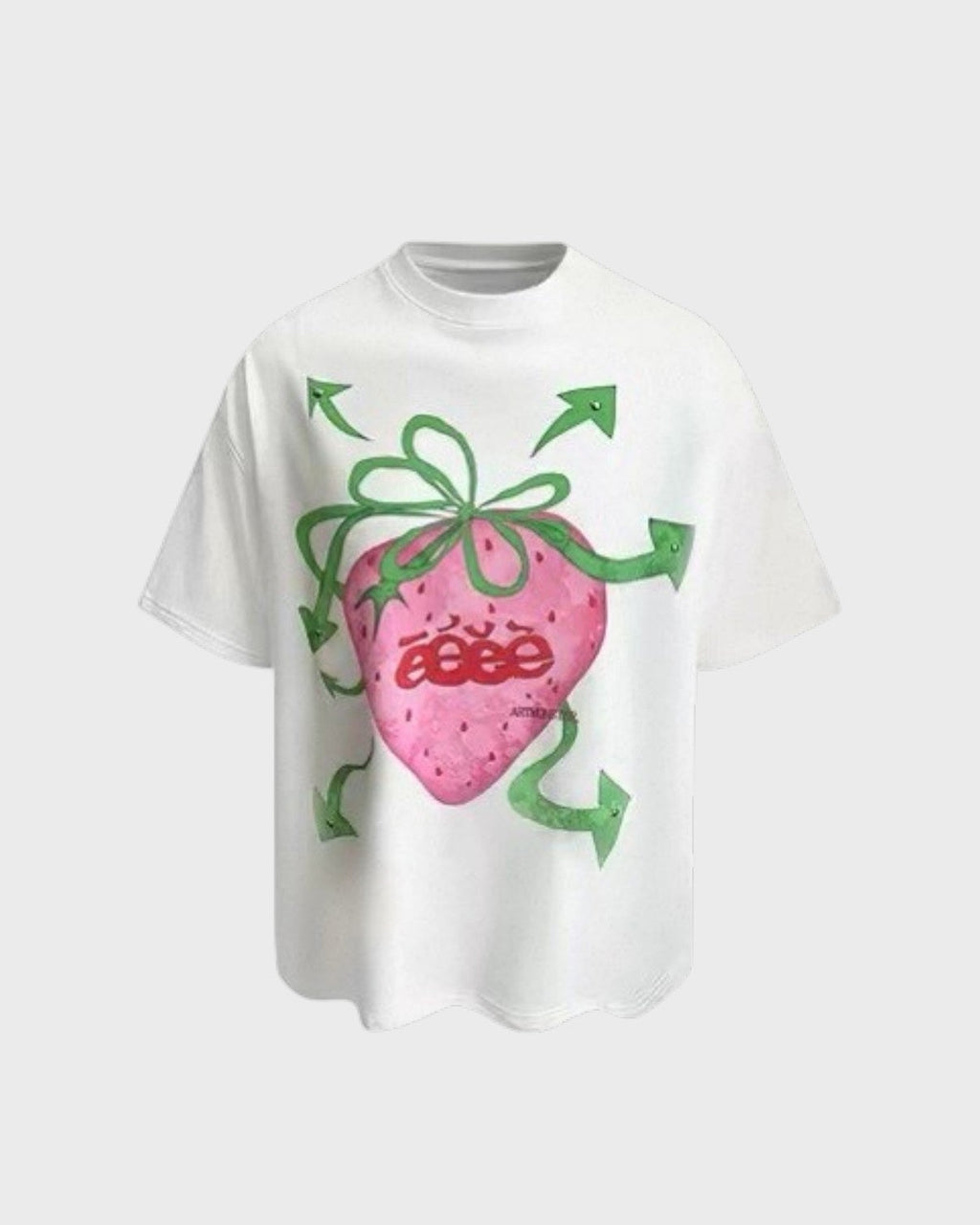 T-shirt oversize eeee Artmonster blanc avec imprimé fraise rose nœud vert et flèches vertes all-over, col rond, vue de face
