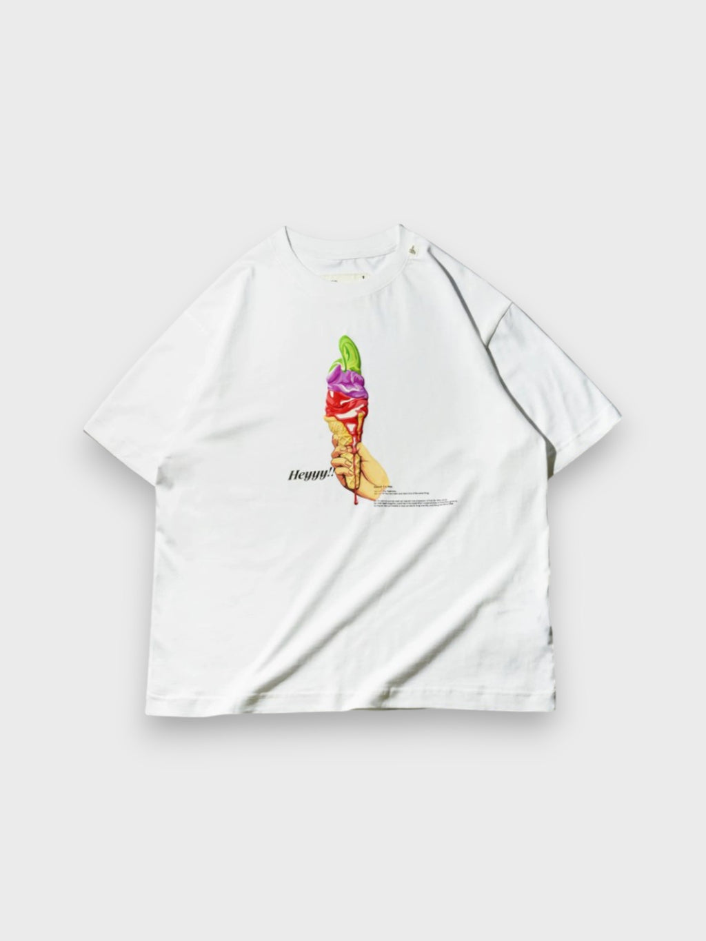 T-shirt oversize EAFINETAL. blanc avec imprimé puff print 3D glace italienne multiboules violet rouge vert et inscription Heyyy!! en italique, vue de face
