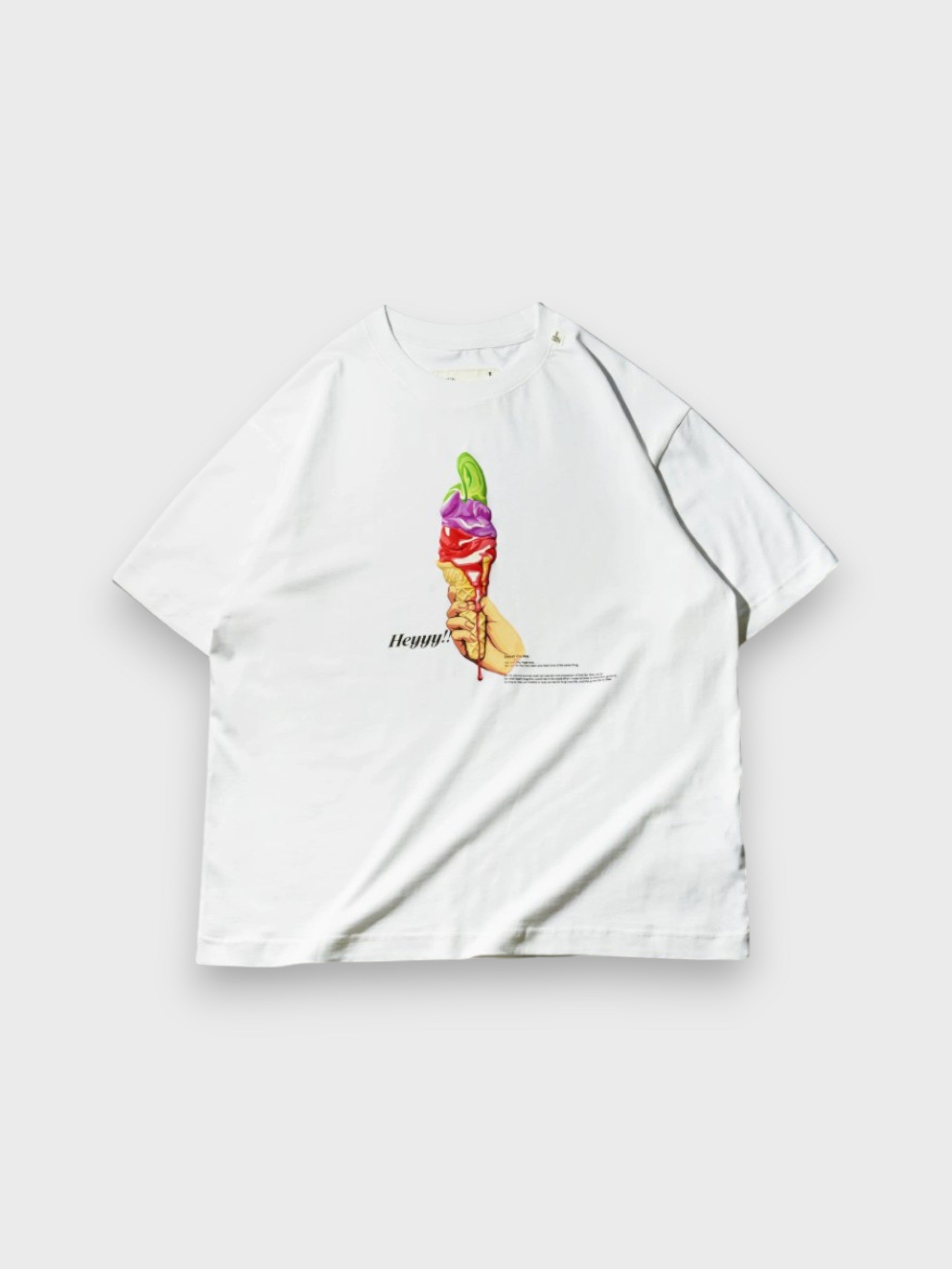 T-shirt oversize EAFINETAL. blanc avec imprimé puff print 3D glace italienne multiboules violet rouge vert et inscription Heyyy!! en italique, vue de face
