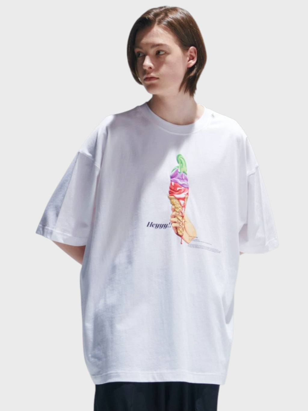 T-shirt oversize EAFINETAL. blanc imprimé puff print 3D glace italienne multiboules porté par une femme aux cheveux courts, vue de face trois quarts
