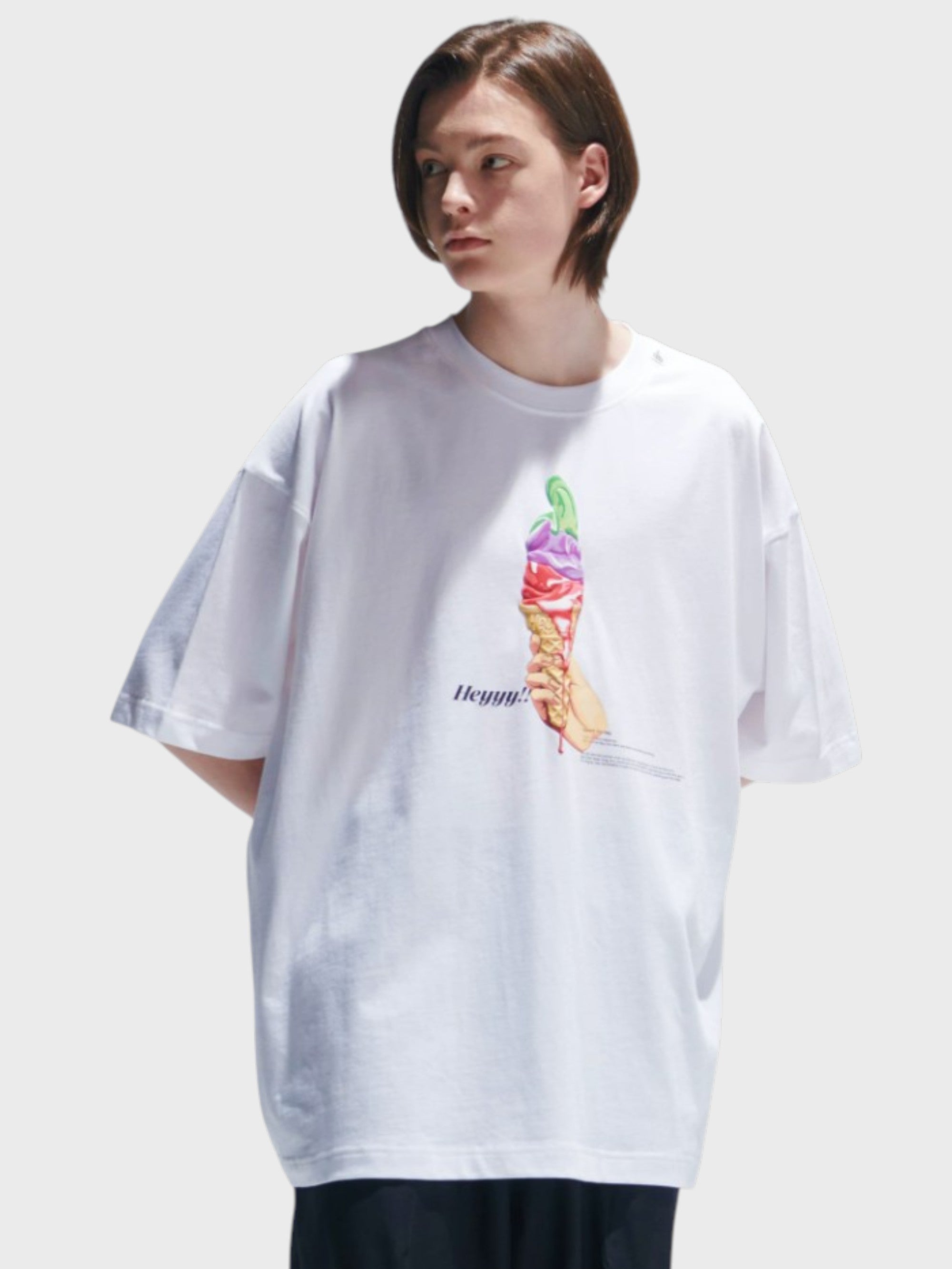 T-shirt oversize EAFINETAL. blanc imprimé puff print 3D glace italienne multiboules porté par une femme aux cheveux courts, vue de face trois quarts
