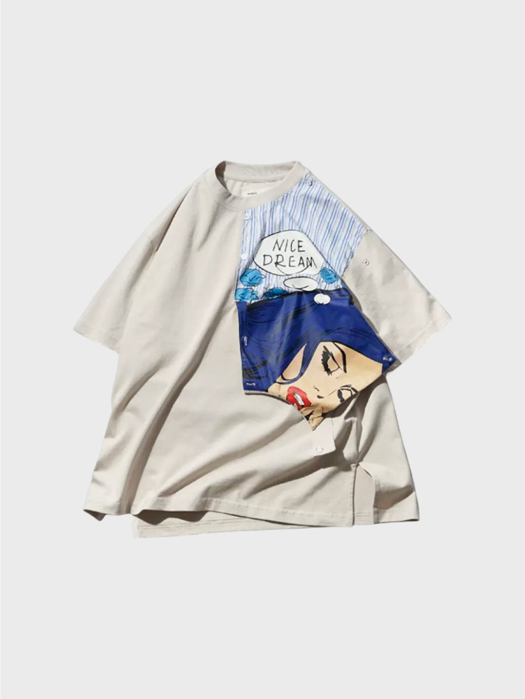 T-shirt oversize EAFINETAL. beige avec patchwork détachable jersey rayures bleues imprimé BD femme endormie roses bleues bulle Nice Dream fixé boutons-pression épaule gauche, vue de face
