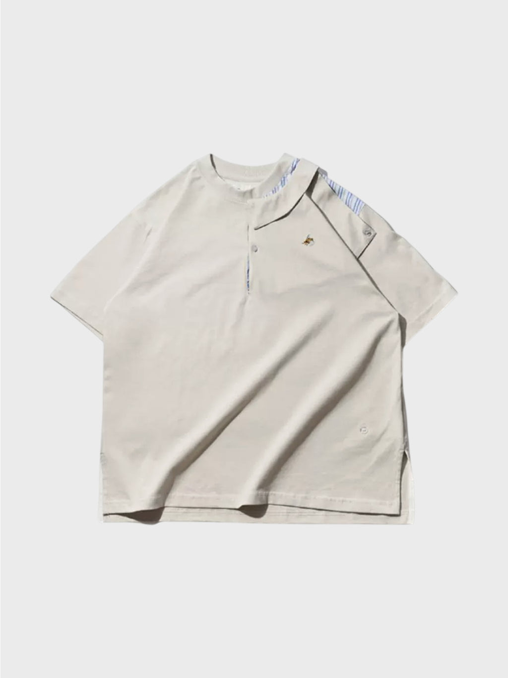 T-shirt oversize EAFINETAL. beige uni sans panneau patchwork, broderie abeille dorée poitrine gauche et boutons-pression argentés épaule, fente latérale droite, vue de face
