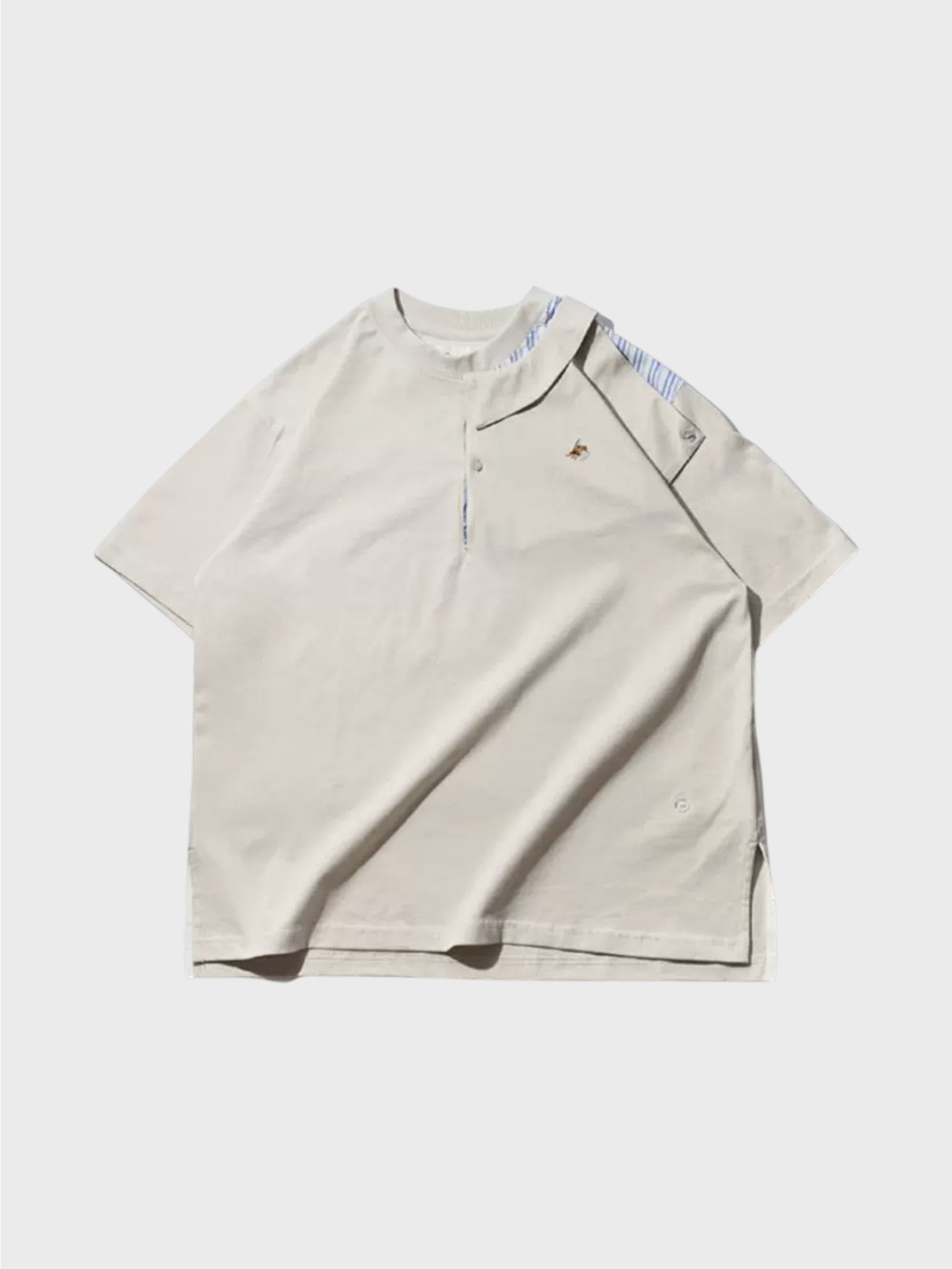 T-shirt oversize EAFINETAL. beige uni sans panneau patchwork, broderie abeille dorée poitrine gauche et boutons-pression argentés épaule, fente latérale droite, vue de face
