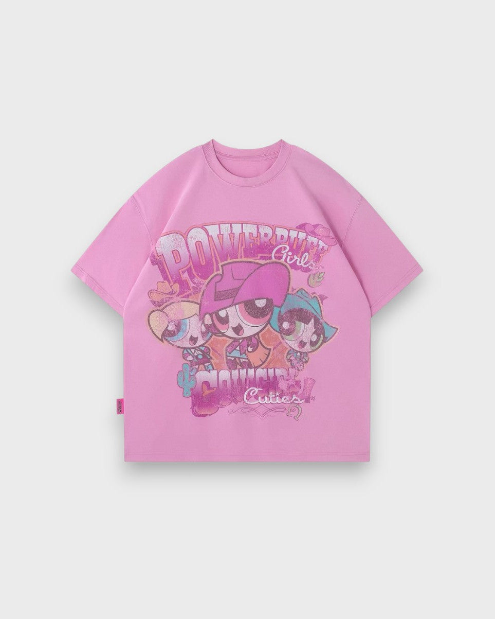 T-shirt oversize BJHG rose bonbon avec imprimé Powerpuff Girls Cowgirl Cuties graffiti rose violet, col rond drop shoulder et label tissu rouge latéral gauche, vue de face fond blanc