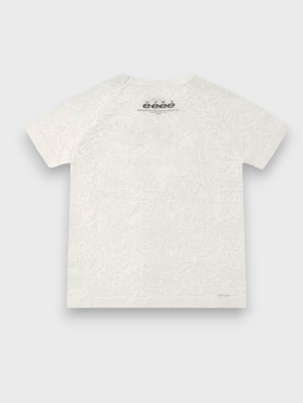 T-shirt manches courtes tricot ajouré eeee Artmonster crème, vue de dos avec logo eeee au col
