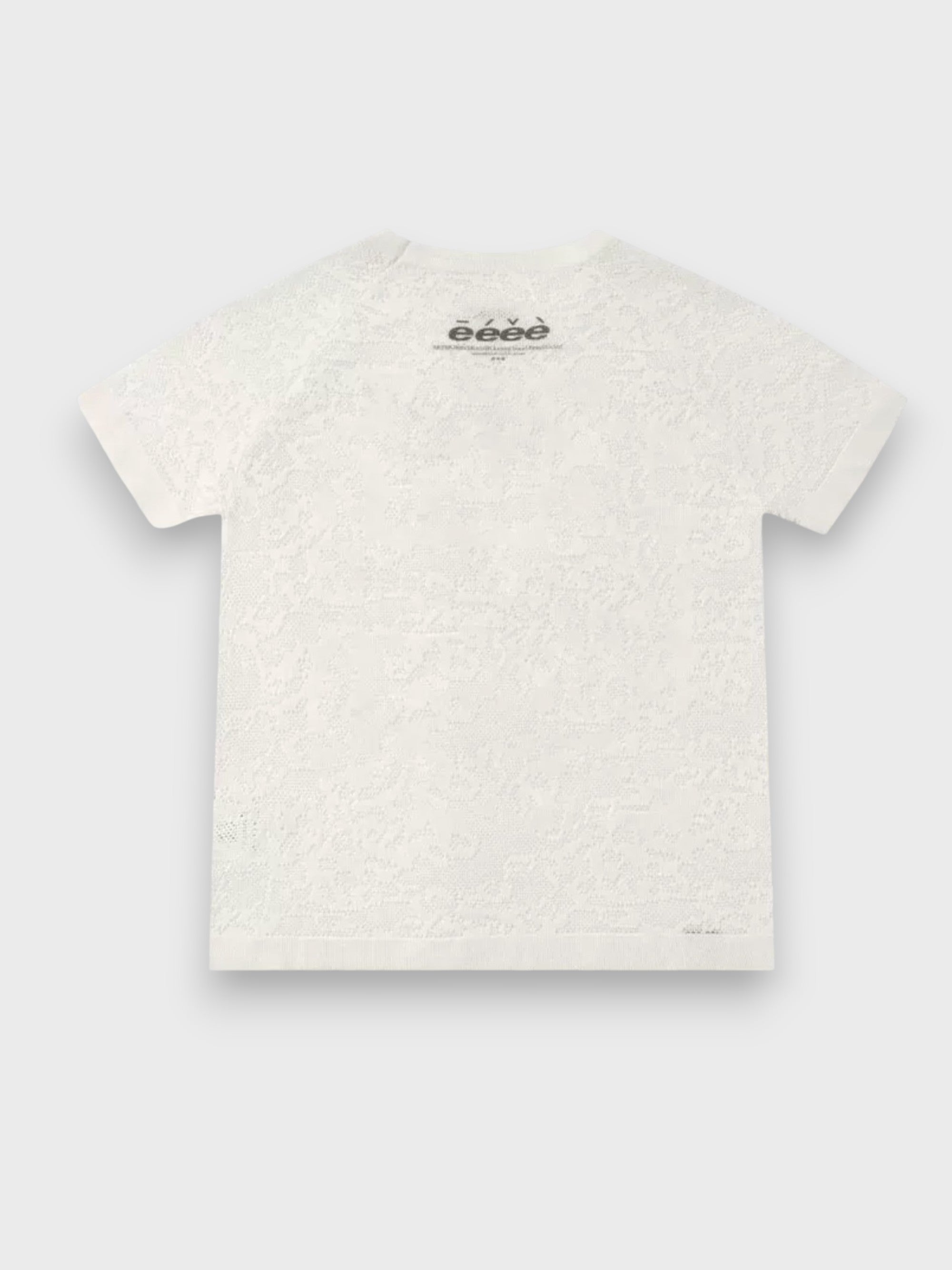 T-shirt manches courtes tricot ajouré eeee Artmonster crème, vue de dos avec logo eeee au col

