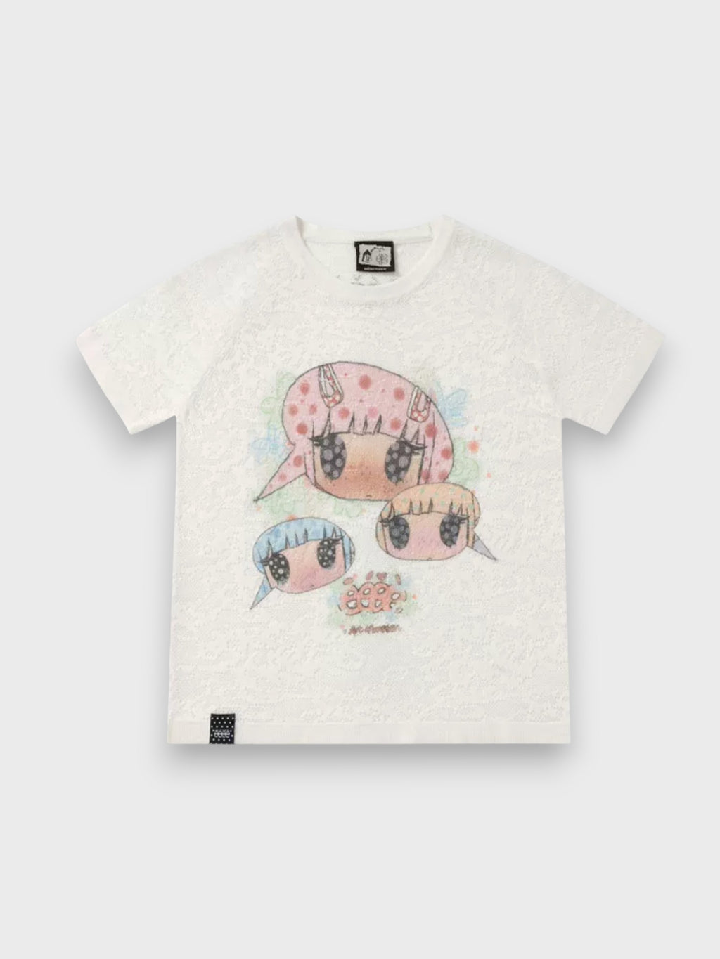 T-shirt manches courtes tricot ajouré eeee Artmonster motif visages manga bulles de dialogue crème, vue de face
