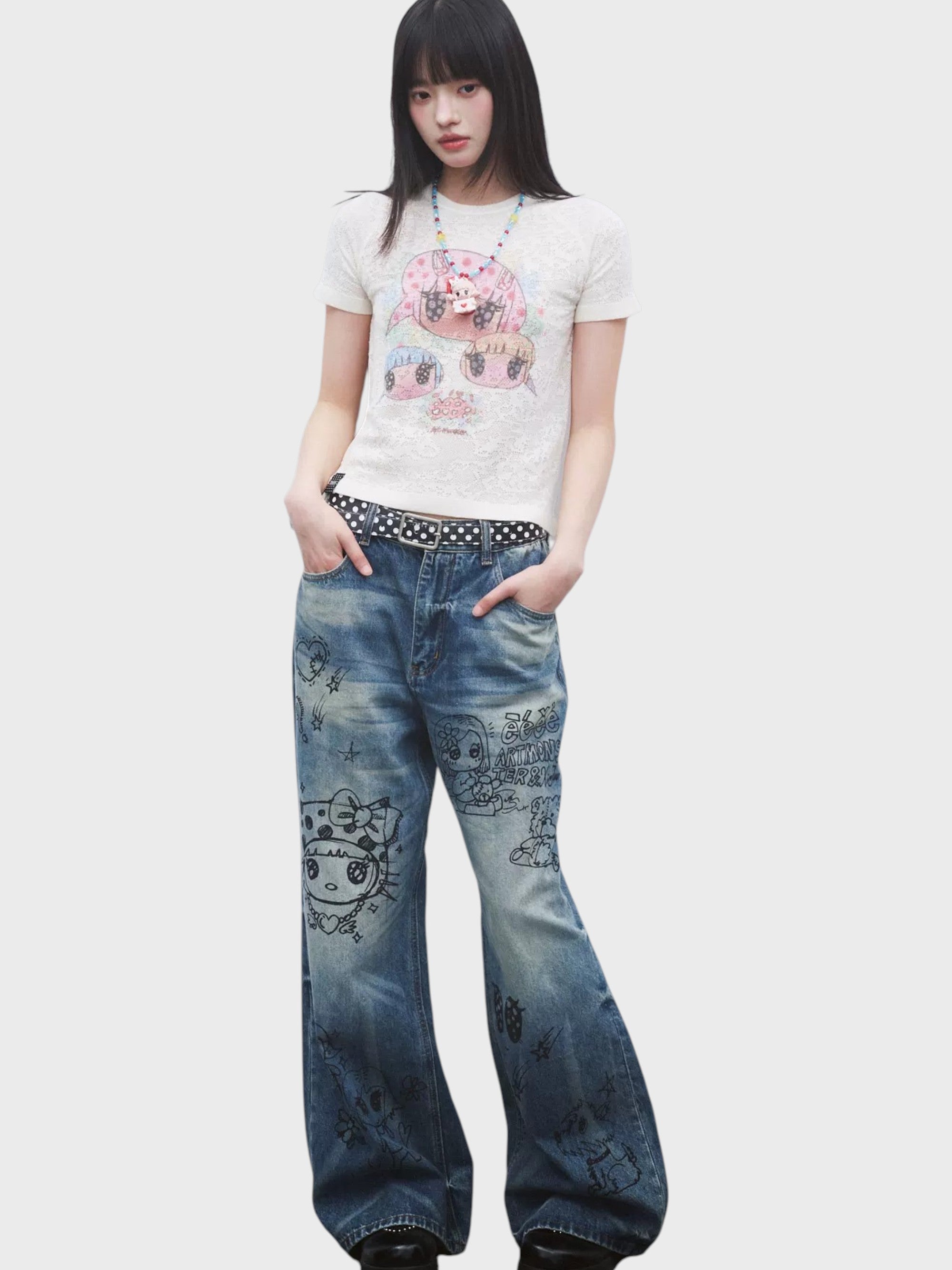 T-shirt manches courtes tricot ajouré eeee Artmonster porté par une femme, look complet avec jean baggy graffiti et ceinture à pois

