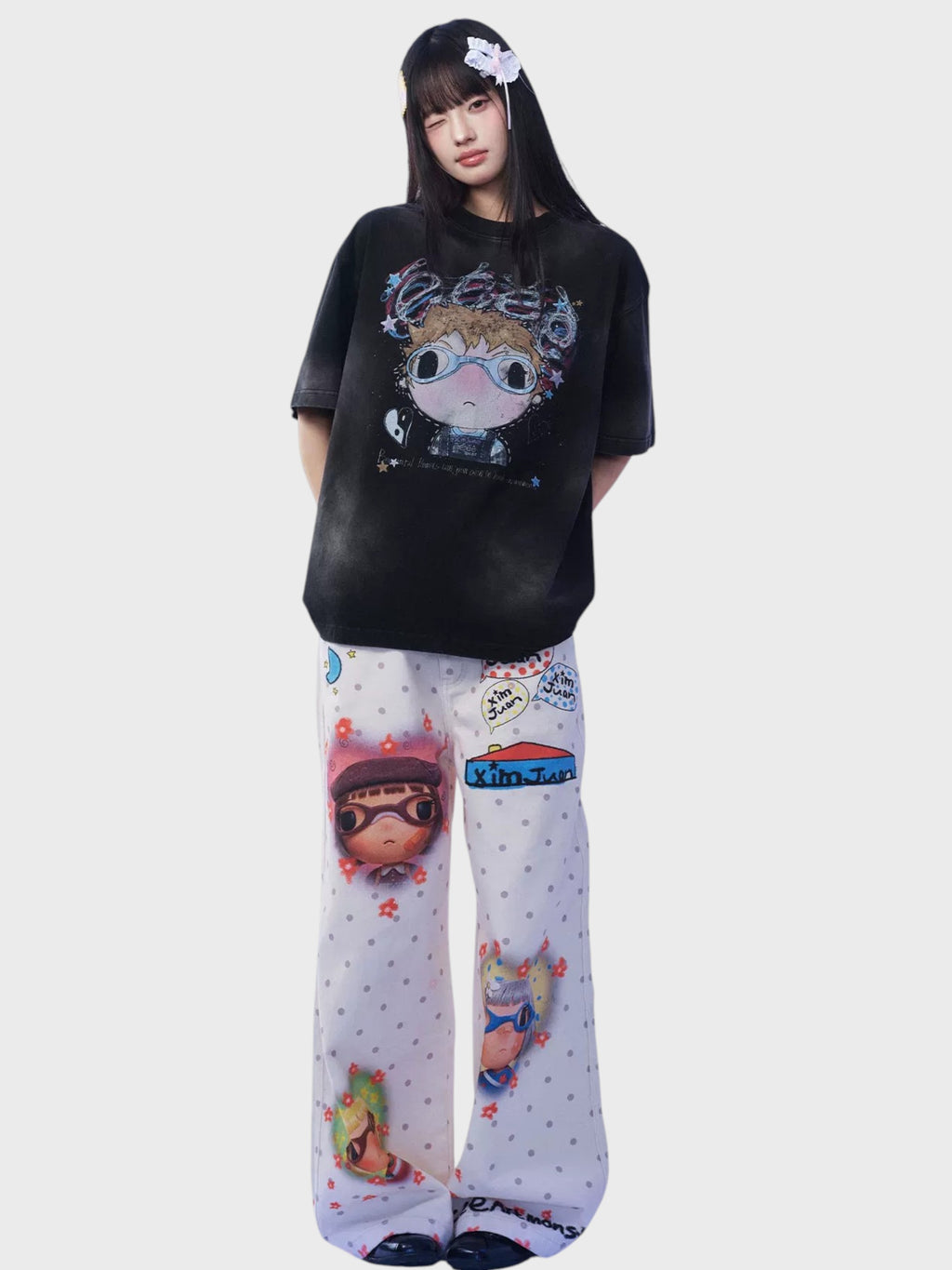 T-shirt manches courtes washed noir eeee Artmonster porté par une femme, look complet avec pantalon imprimé XimJuan et barrette nœud
